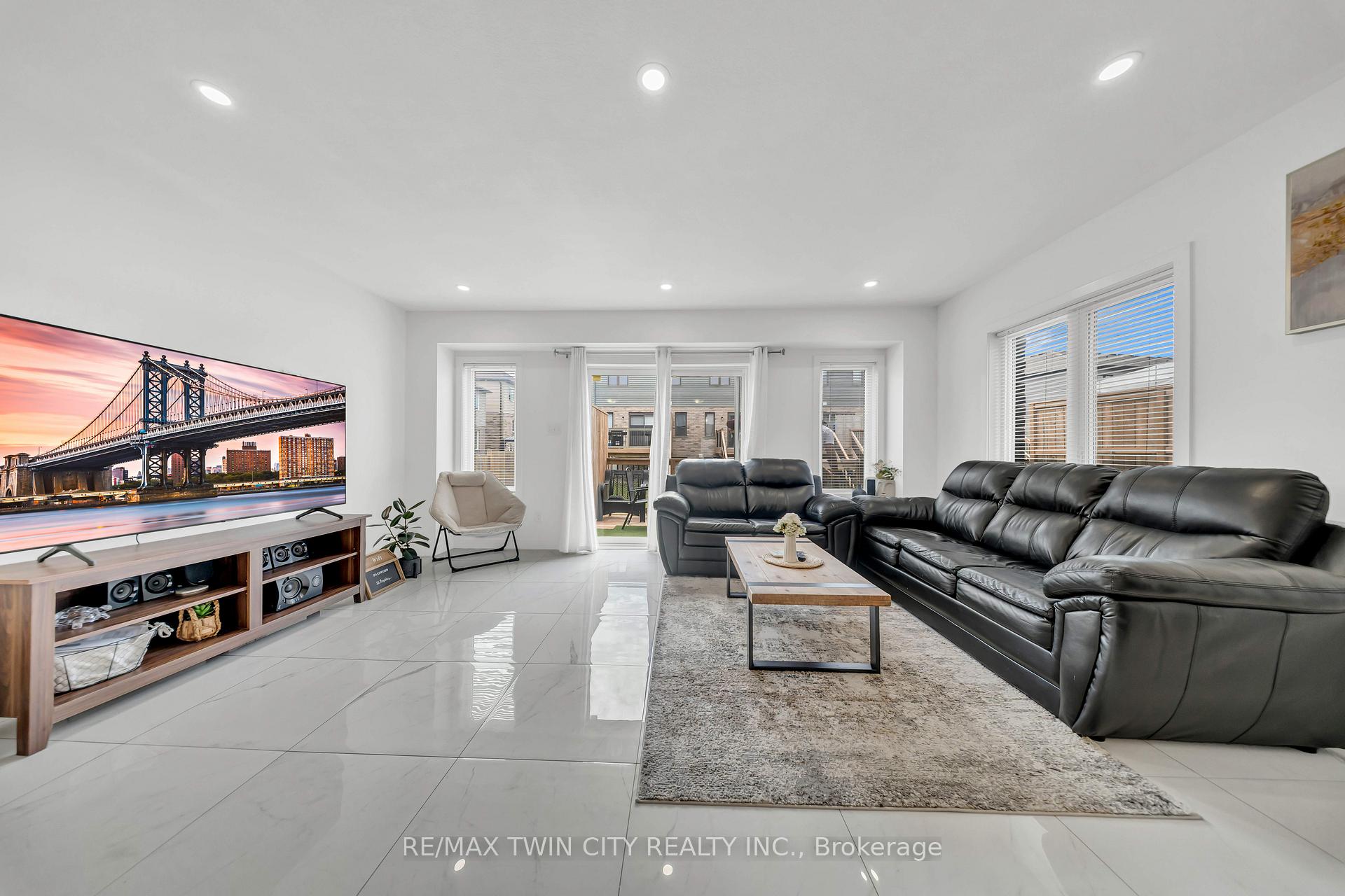 Photo 8 of 13 Pony Way, Kitchener, Huron Park — HOMEH