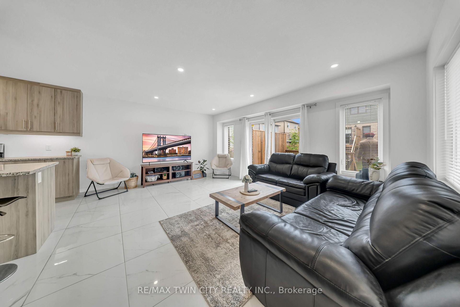 Photo 10 of 13 Pony Way, Kitchener, Huron Park — HOMEH