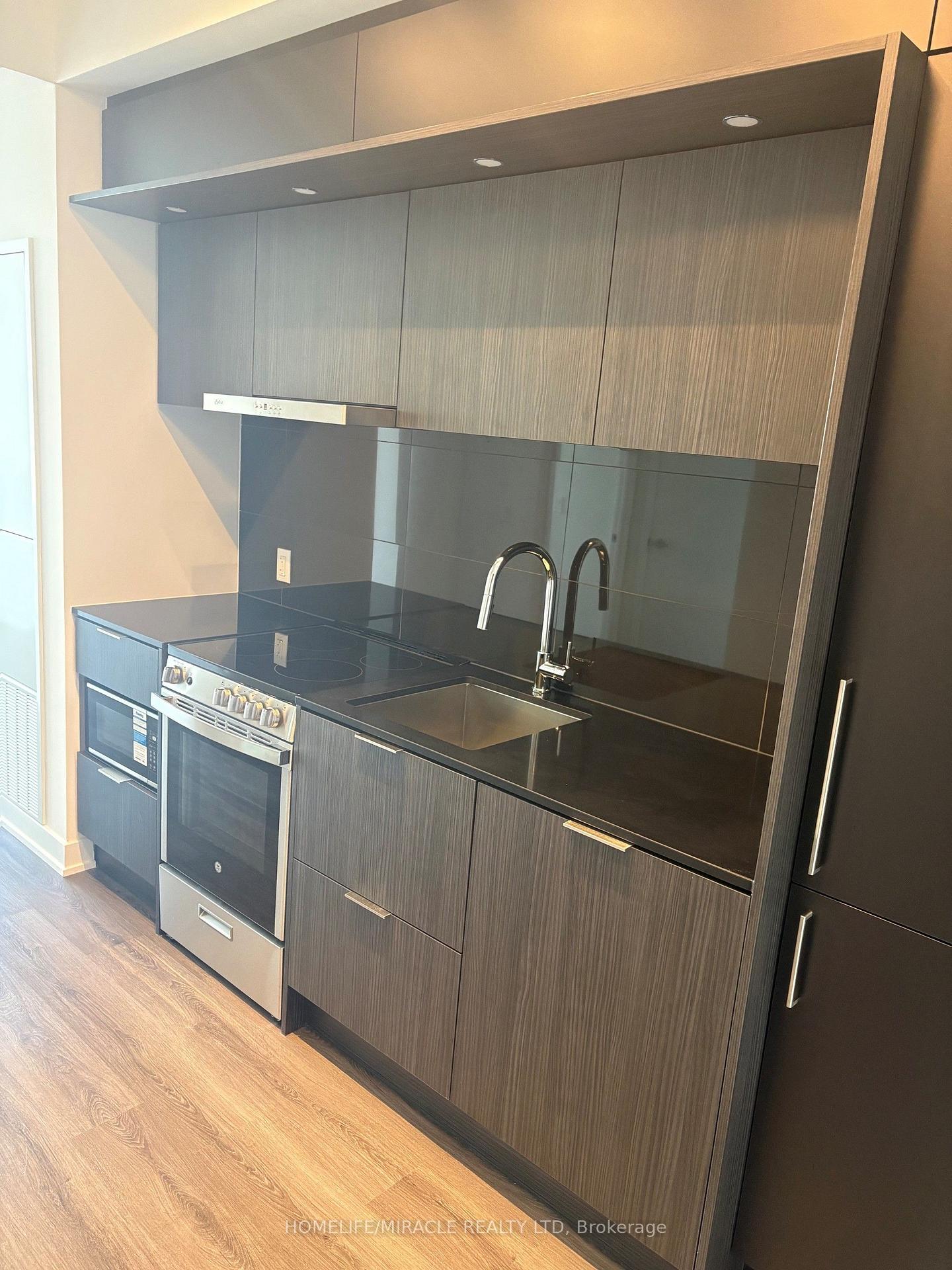 Photo 3 of Unit 6803, 448 Burnhamthorpe Road W, Mississauga, City Centre — HOMEH