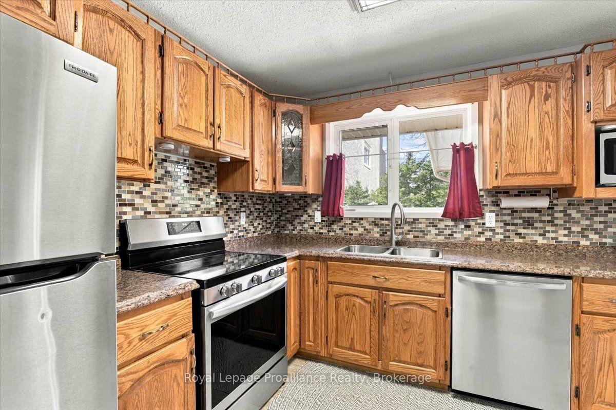 Photo 13 of 91 Chatterton Valley Crescent, Quinte West, Sidney Ward — HOMEH