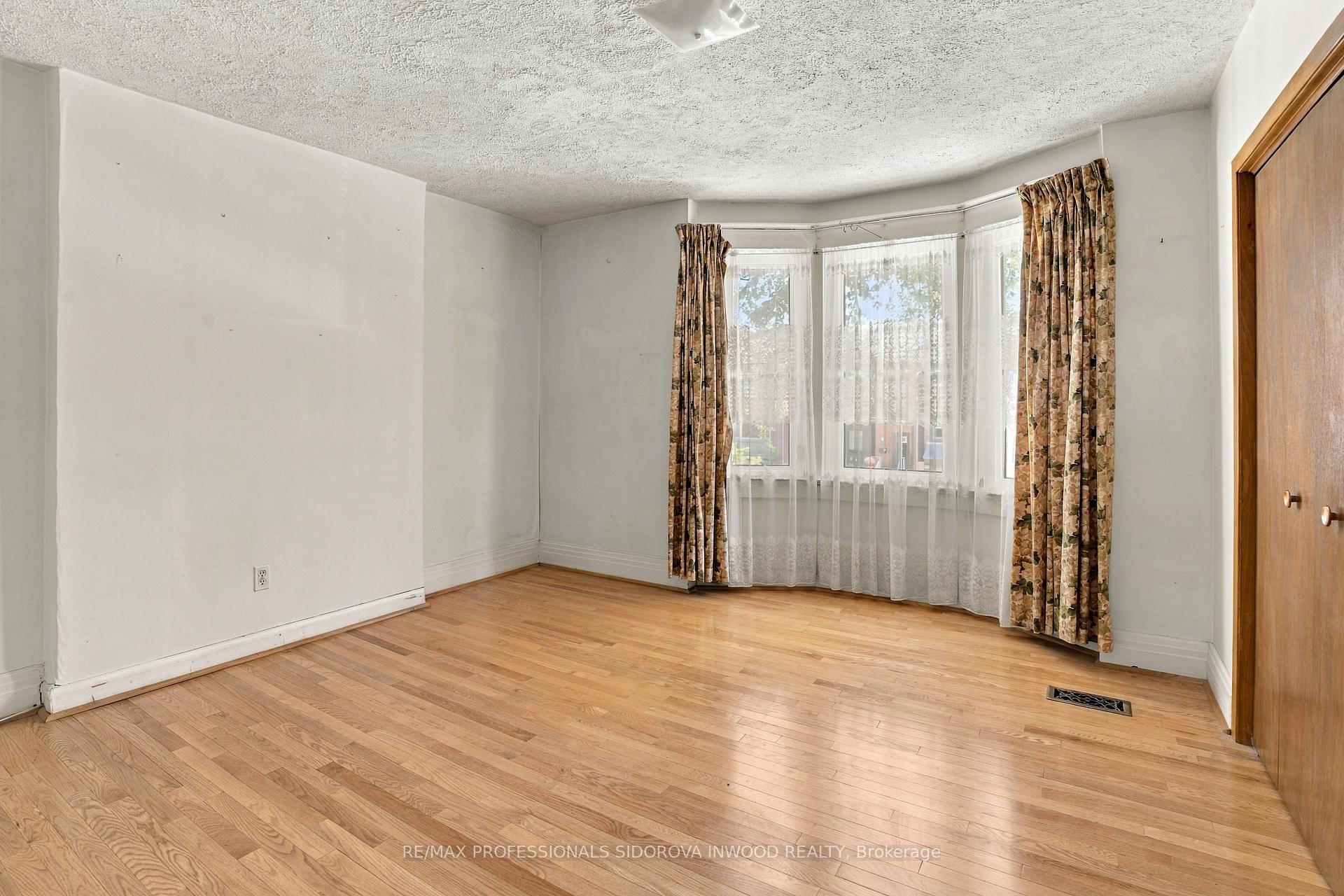 Photo 13 of 172 Quebec Avenue, Toronto, High Park North — HOMEH