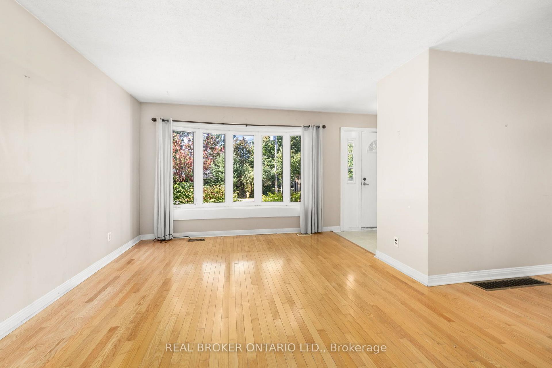 Photo 4 of 5261 Mclean Crescent, Ottawa, Manotick Long Island & Nicholls Island — HOMEH