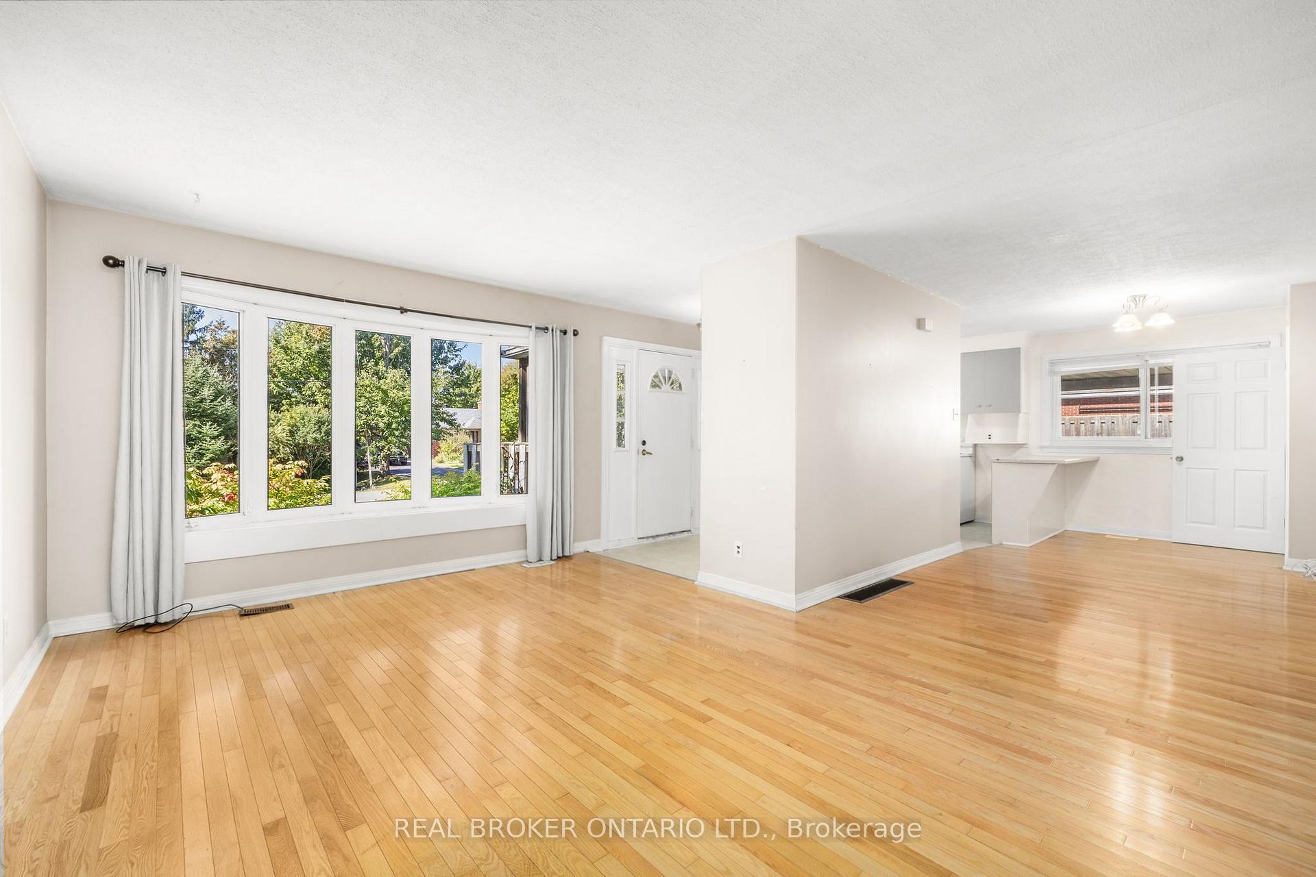 Photo 5 of 5261 Mclean Crescent, Ottawa, Manotick Long Island & Nicholls Island — HOMEH