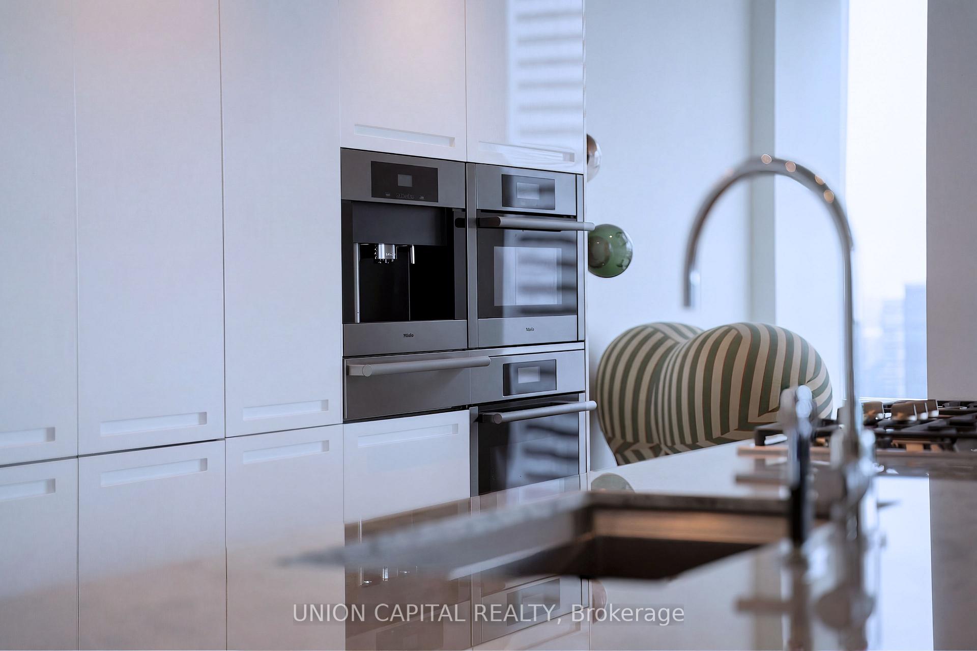 Photo 5 of Unit 5508, 180 University Avenue, Toronto, Bay Street Corridor — HOMEH