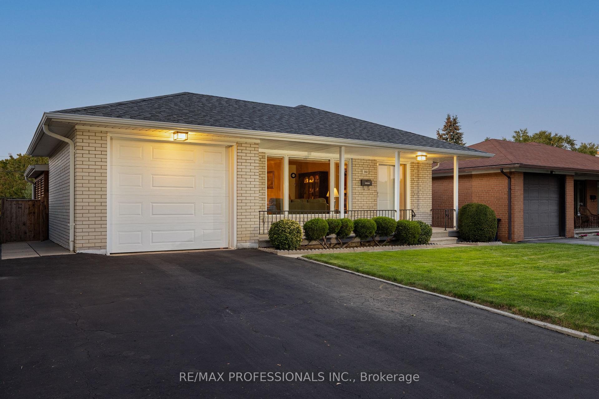 Photo 2 of 302 La Rose Avenue, Etobicoke, Willowridge-Martingrove-Richview — HOMEH