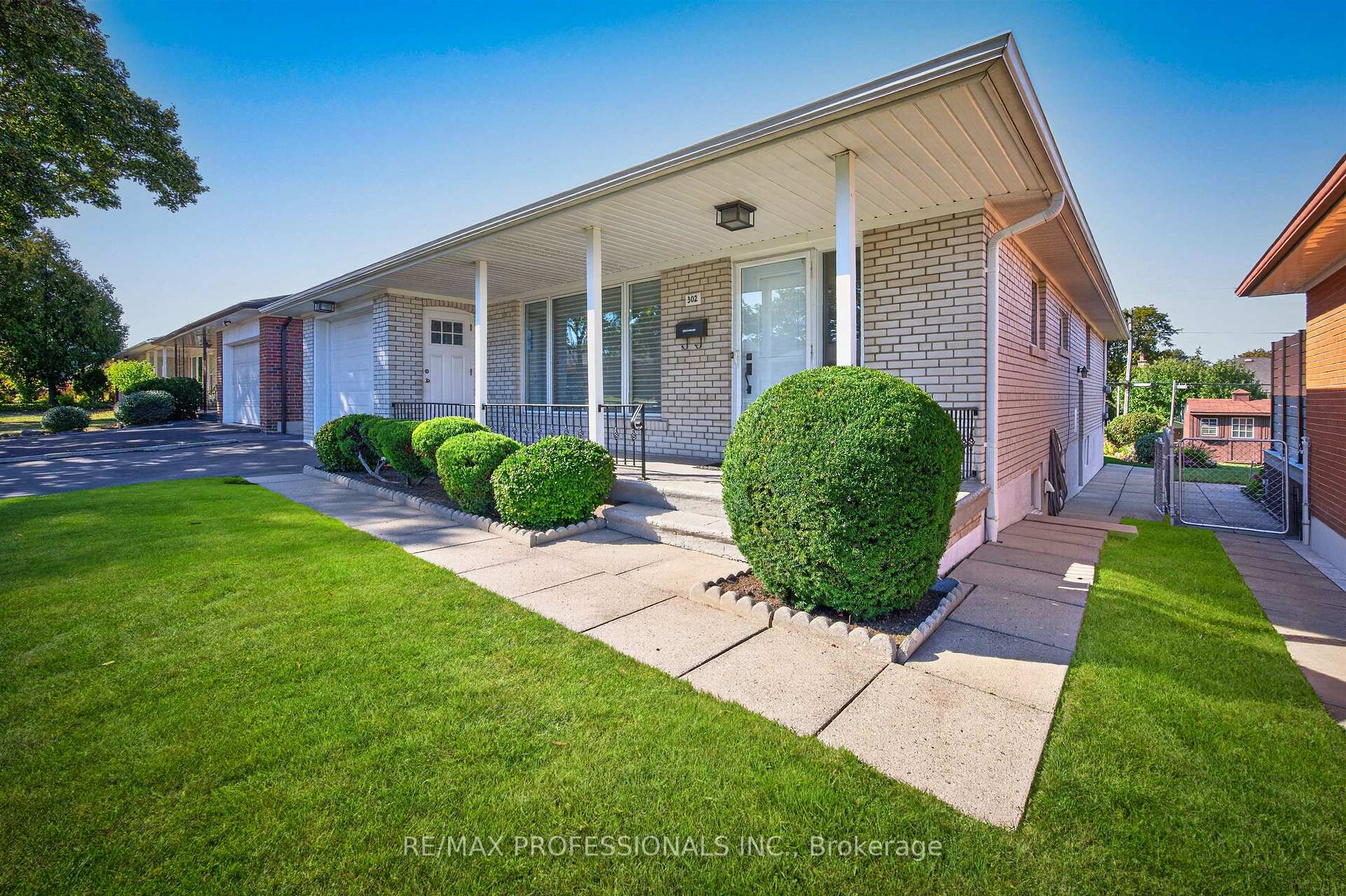 Photo 3 of 302 La Rose Avenue, Etobicoke, Willowridge-Martingrove-Richview — HOMEH
