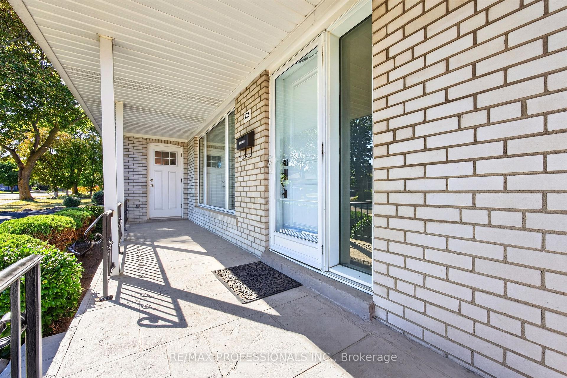 Photo 4 of 302 La Rose Avenue, Etobicoke, Willowridge-Martingrove-Richview — HOMEH