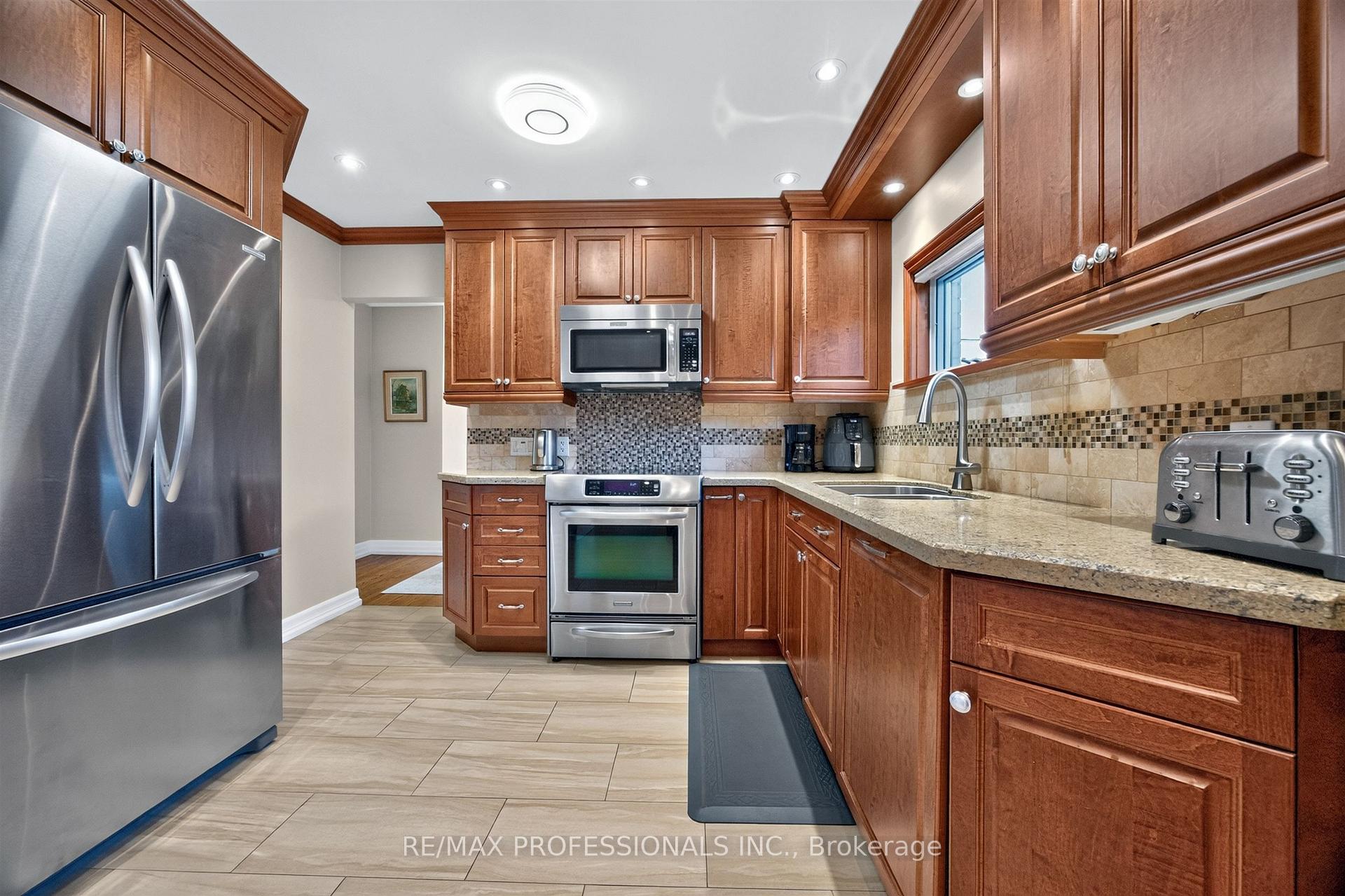 Photo 11 of 302 La Rose Avenue, Etobicoke, Willowridge-Martingrove-Richview — HOMEH
