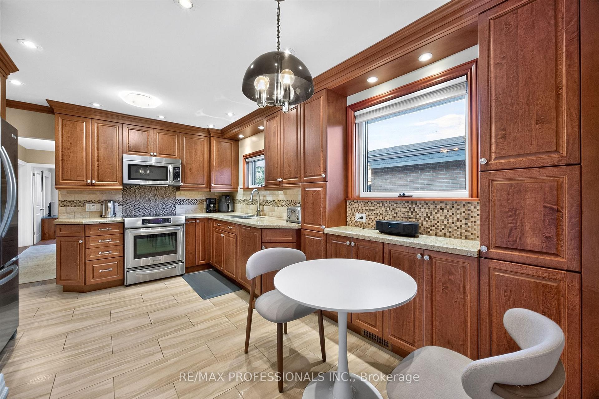 Photo 12 of 302 La Rose Avenue, Etobicoke, Willowridge-Martingrove-Richview — HOMEH