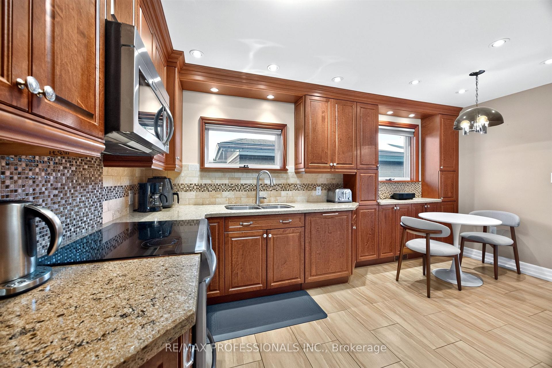 Photo 13 of 302 La Rose Avenue, Etobicoke, Willowridge-Martingrove-Richview — HOMEH