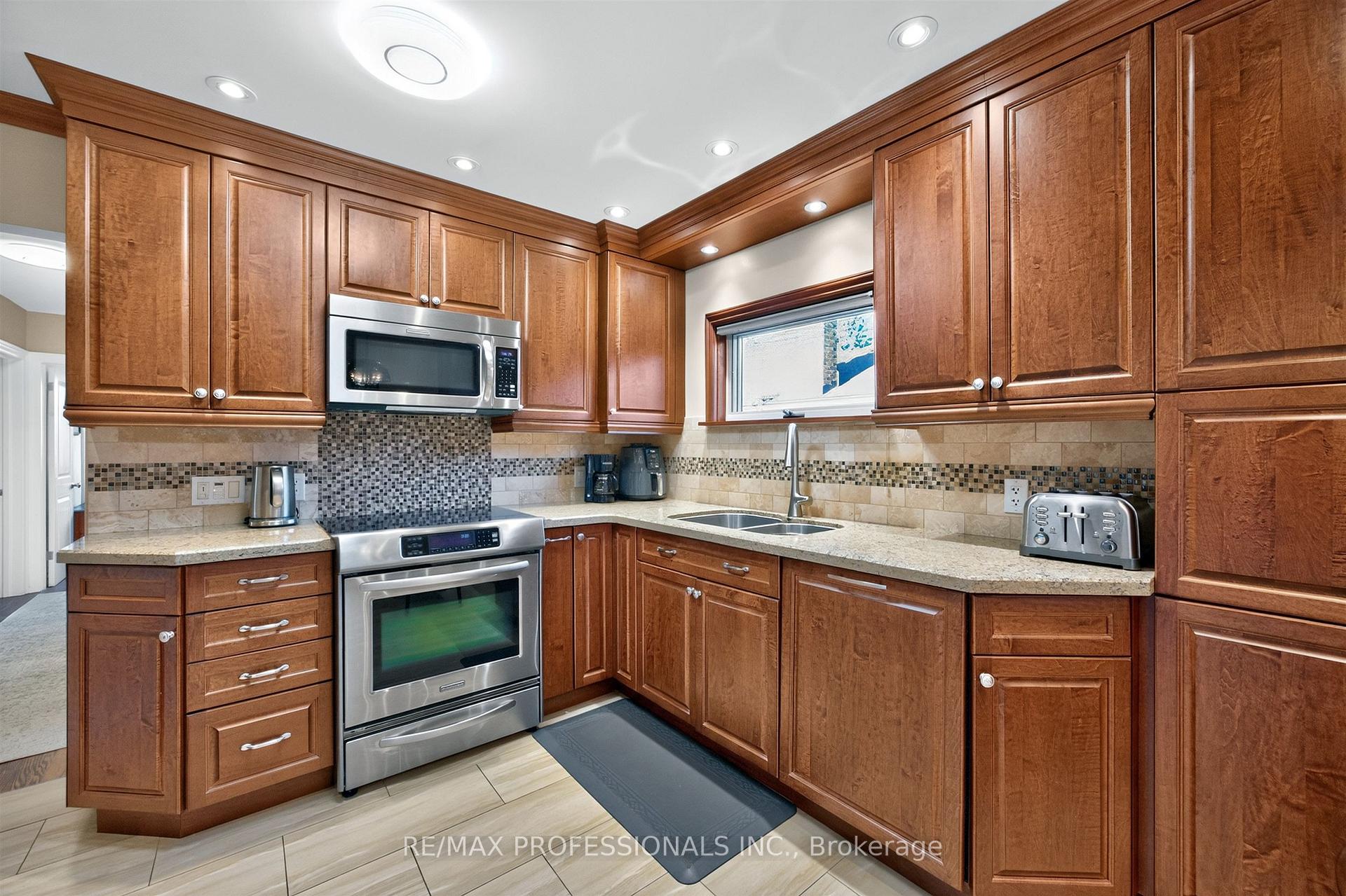 Photo 14 of 302 La Rose Avenue, Etobicoke, Willowridge-Martingrove-Richview — HOMEH