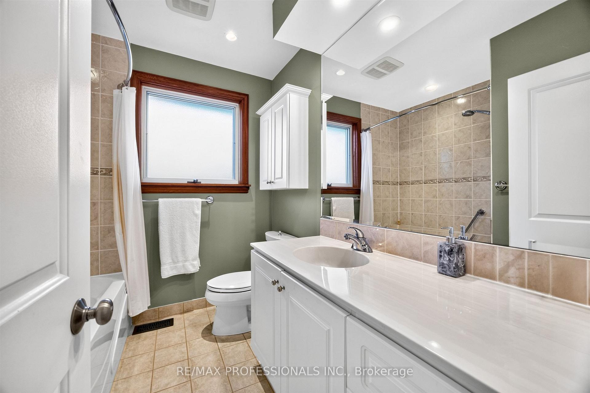Photo 19 of 302 La Rose Avenue, Etobicoke, Willowridge-Martingrove-Richview — HOMEH