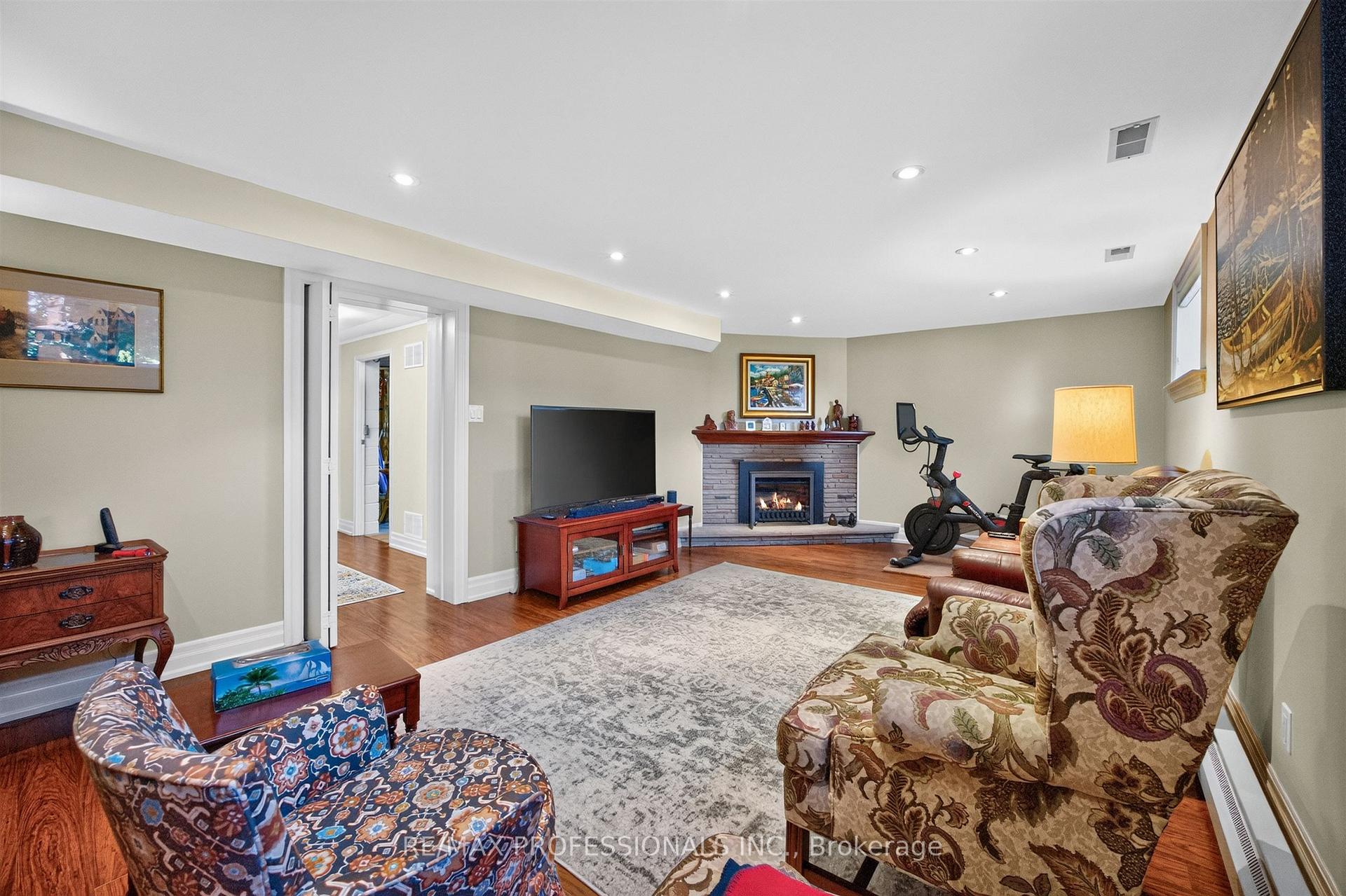 Photo 33 of 302 La Rose Avenue, Etobicoke, Willowridge-Martingrove-Richview — HOMEH