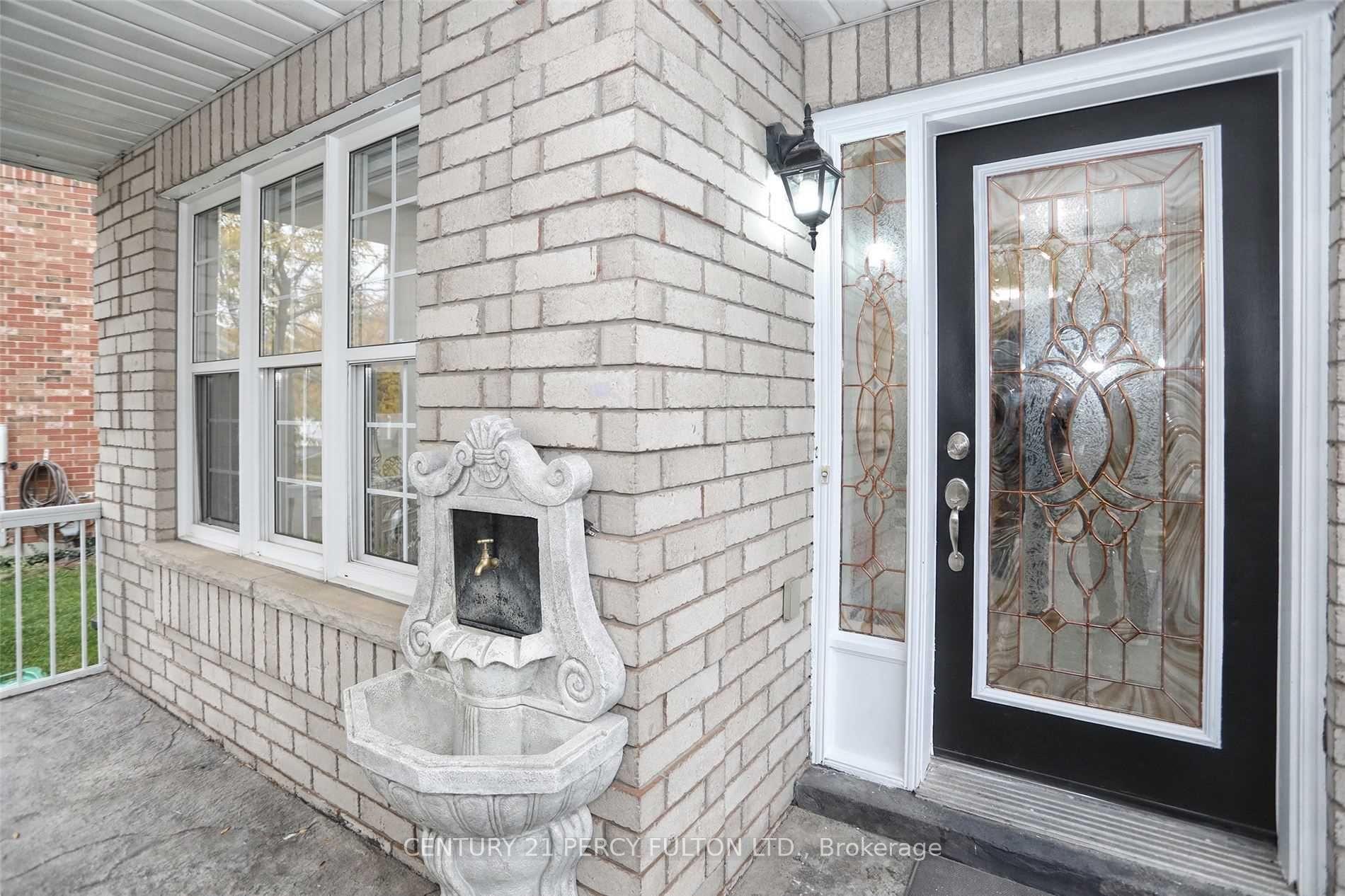 Photo 2 of 9 Valleypark Crescent, Brampton, Fletcher's Meadow — HOMEH