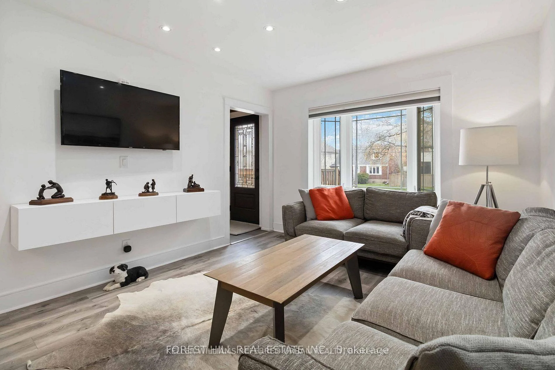 Photo 5 of 310 Senlac Road, North York, Willowdale West — HOMEH