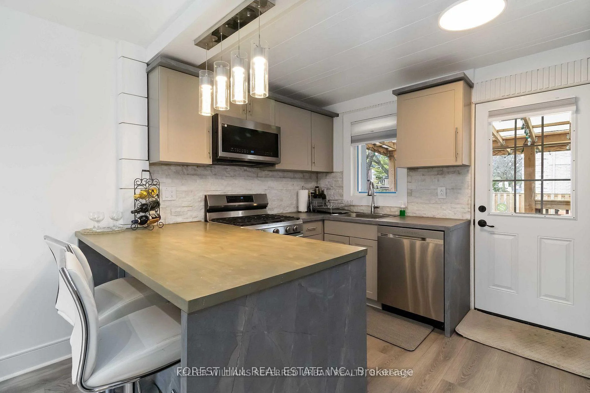 Photo 11 of 310 Senlac Road, North York, Willowdale West — HOMEH