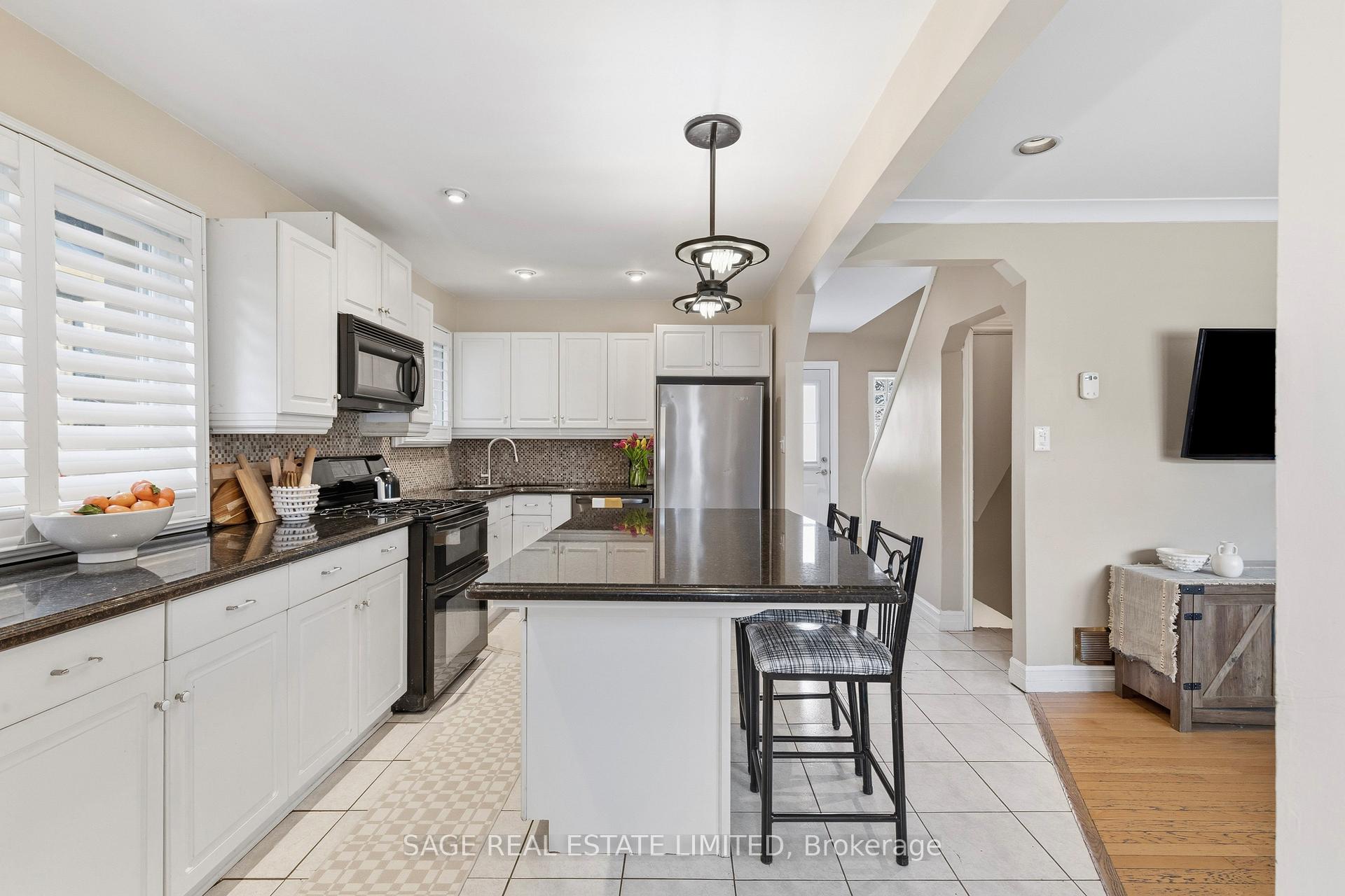 Photo 3 of 11 Chelsea Drive, Etobicoke, Alderwood — HOMEH