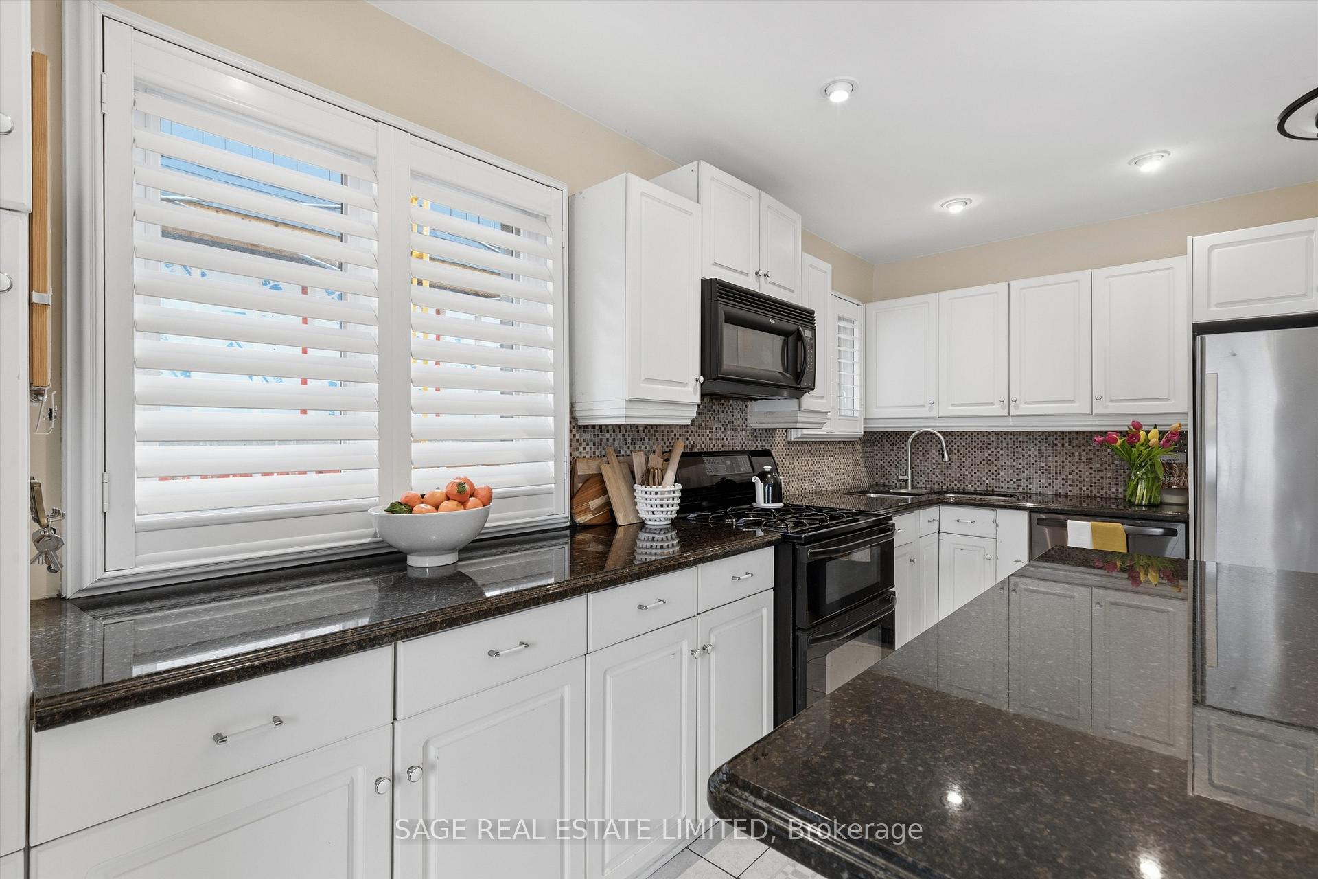 Photo 4 of 11 Chelsea Drive, Etobicoke, Alderwood — HOMEH