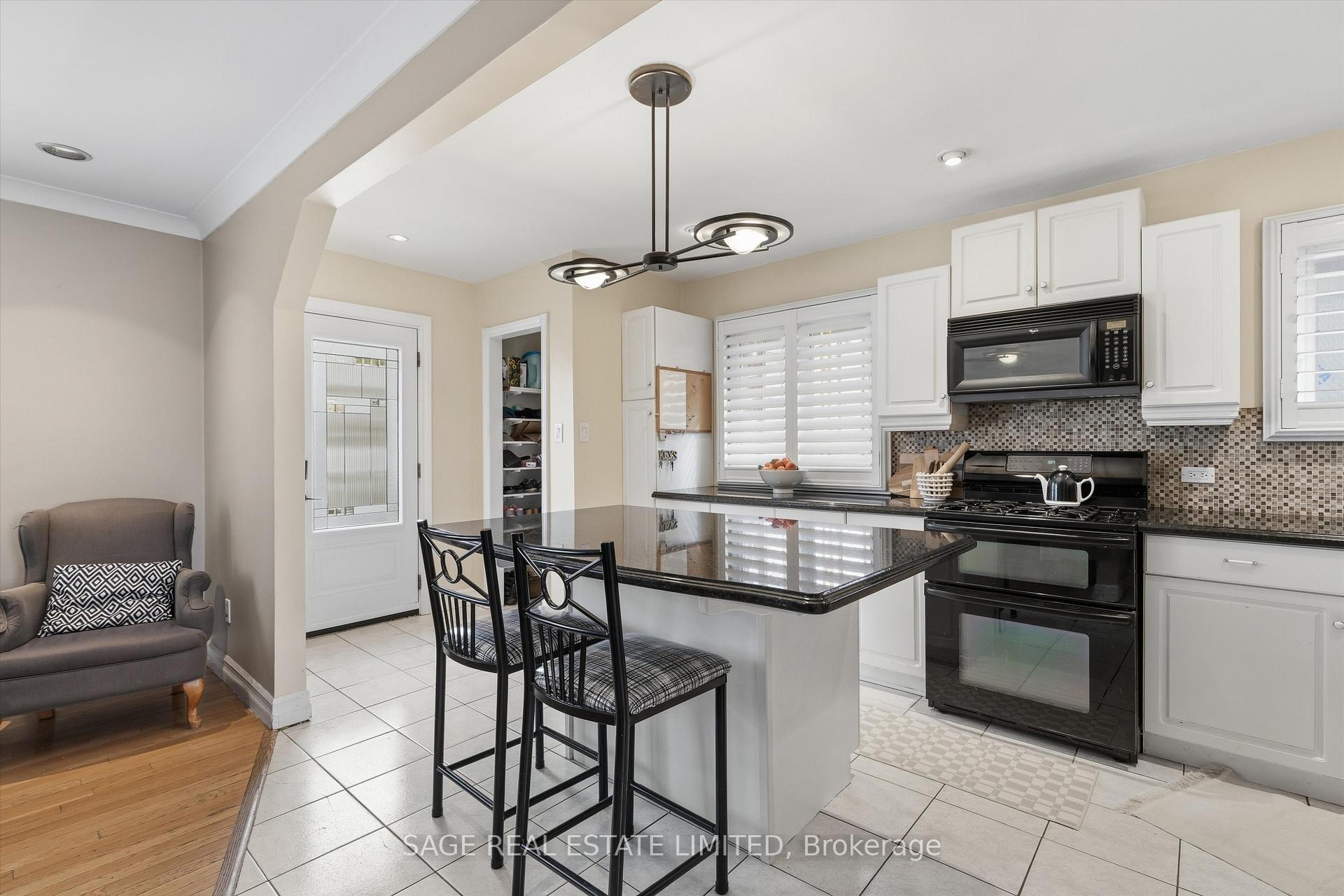 Photo 6 of 11 Chelsea Drive, Etobicoke, Alderwood — HOMEH