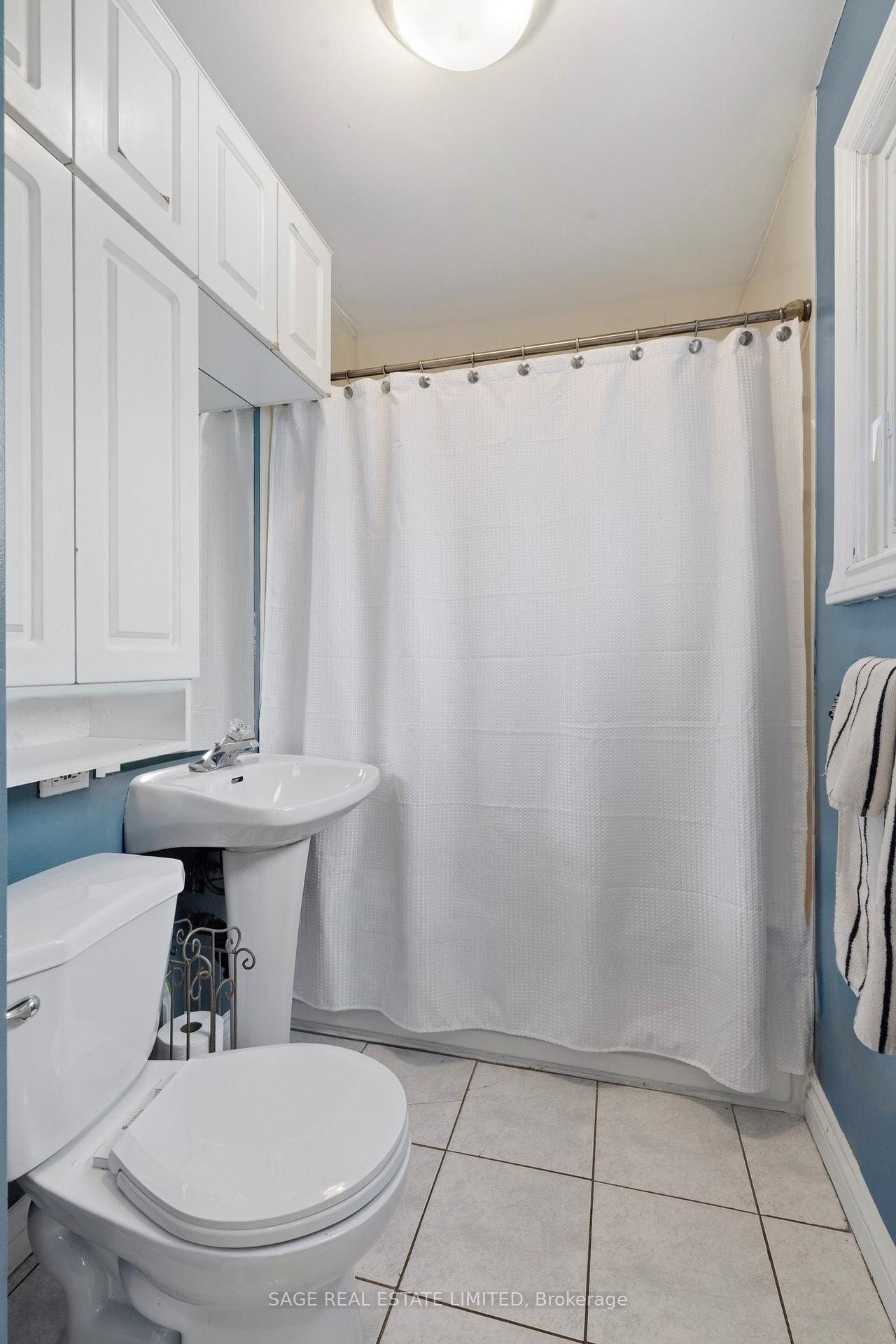 Photo 15 of 11 Chelsea Drive, Etobicoke, Alderwood — HOMEH