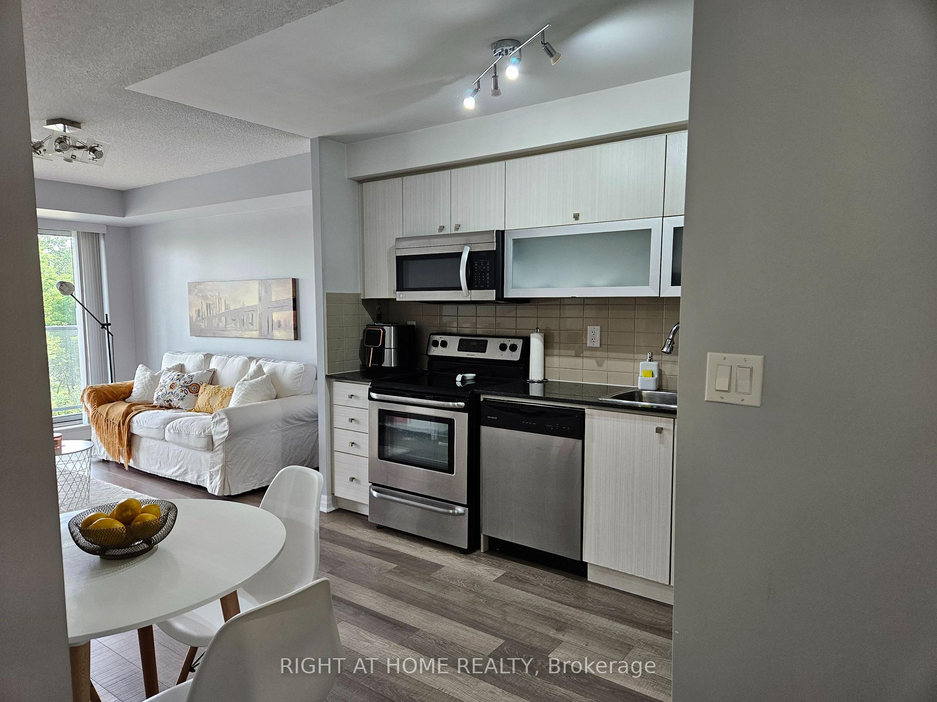 Photo 8 of Unit 307, 2015 Sheppard Avenue E, North York, Henry Farm — HOMEH