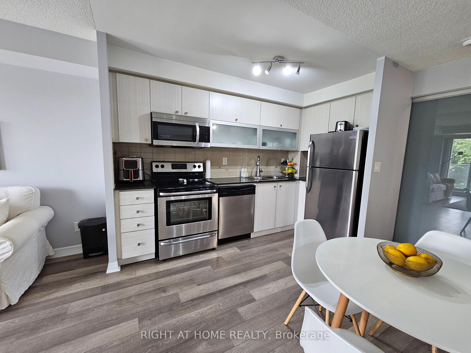 Photo 10 of Unit 307, 2015 Sheppard Avenue E, North York, Henry Farm — HOMEH