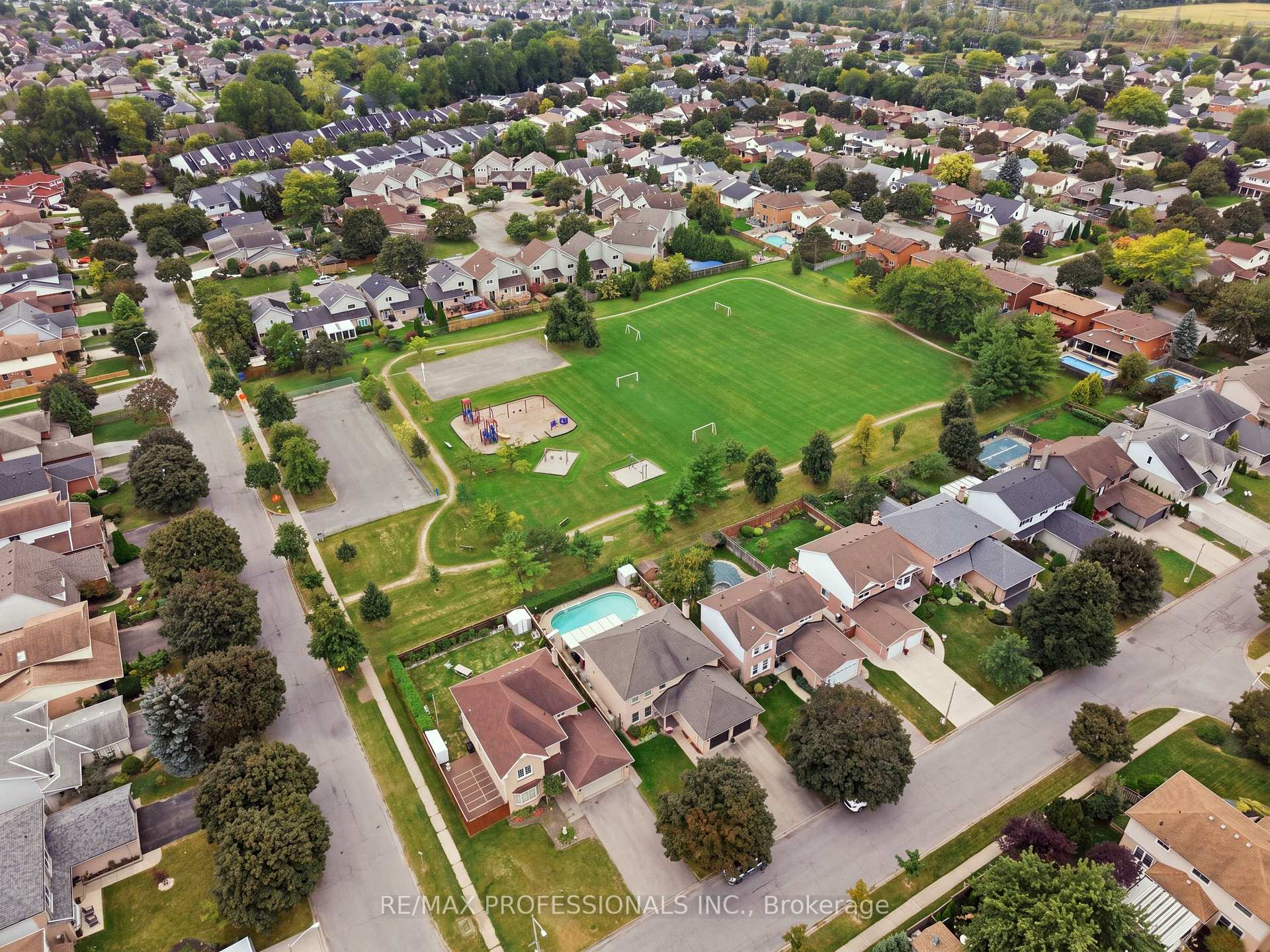 Photo 3 of 15 Strada Boulevard, St. Catharines, Rykert/Vansickle — HOMEH