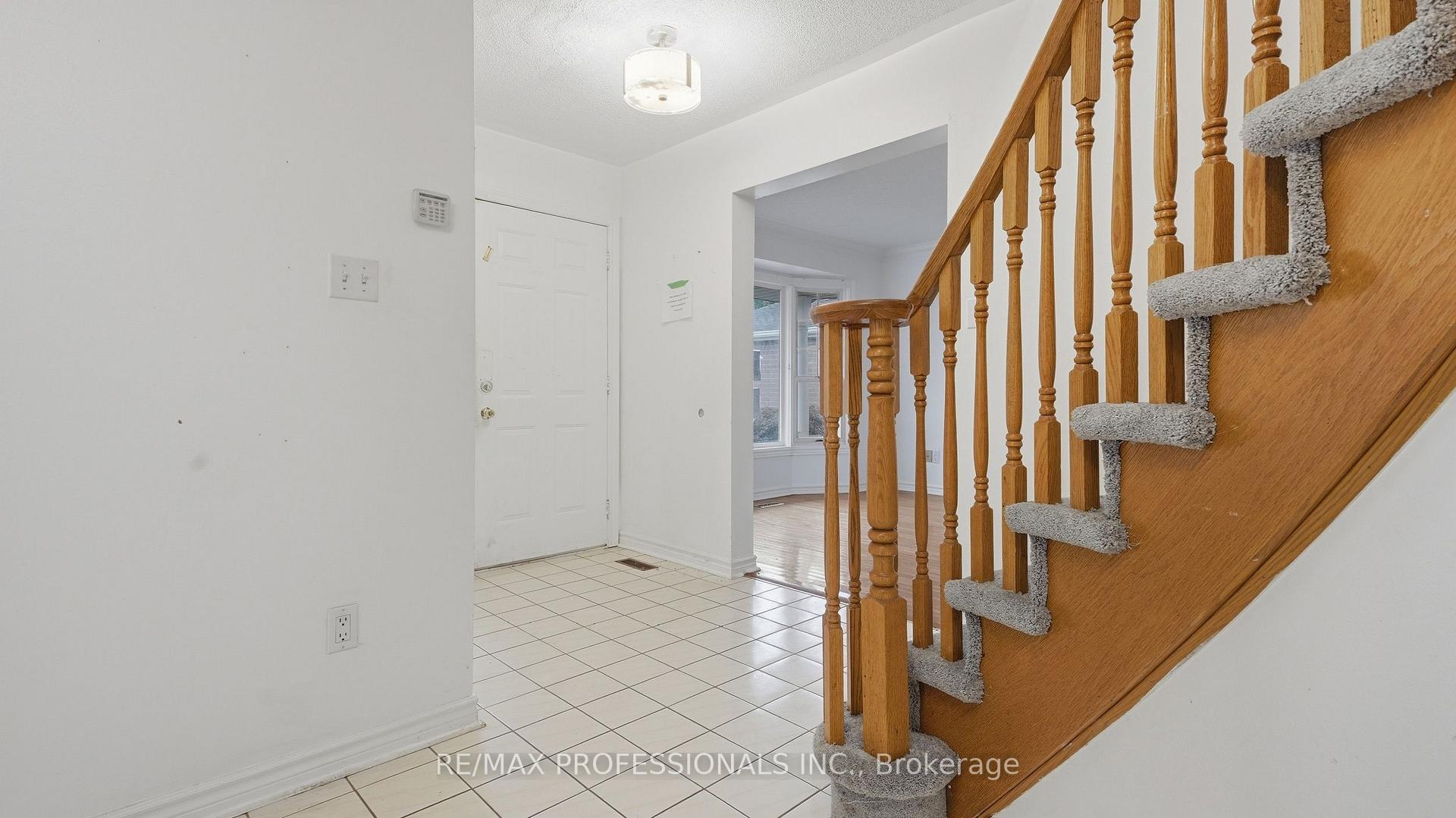 Photo 10 of 15 Strada Boulevard, St. Catharines, Rykert/Vansickle — HOMEH