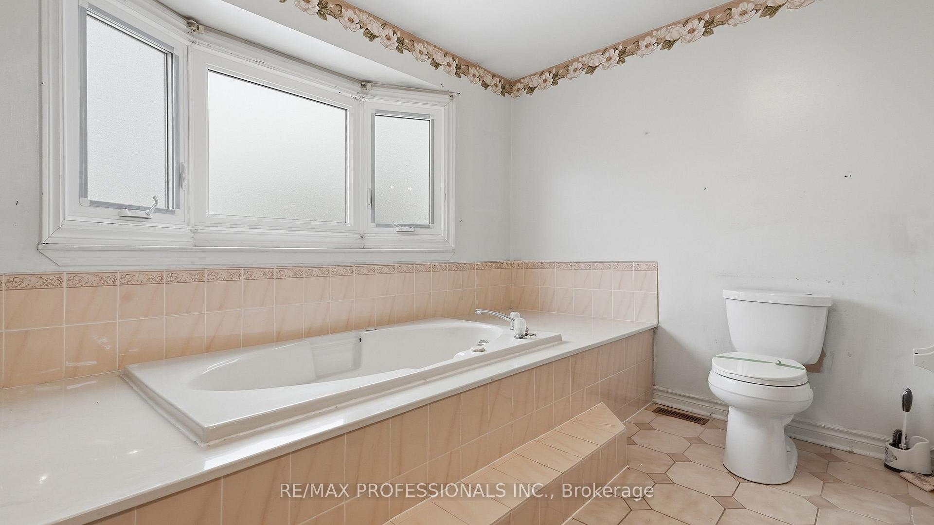 Photo 23 of 15 Strada Boulevard, St. Catharines, Rykert/Vansickle — HOMEH