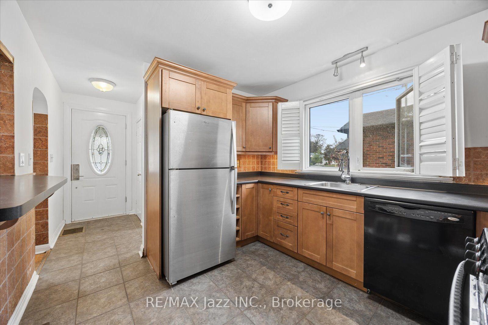 Photo 4 of 315 Cadillac Avenue S, Oshawa, Central — HOMEH