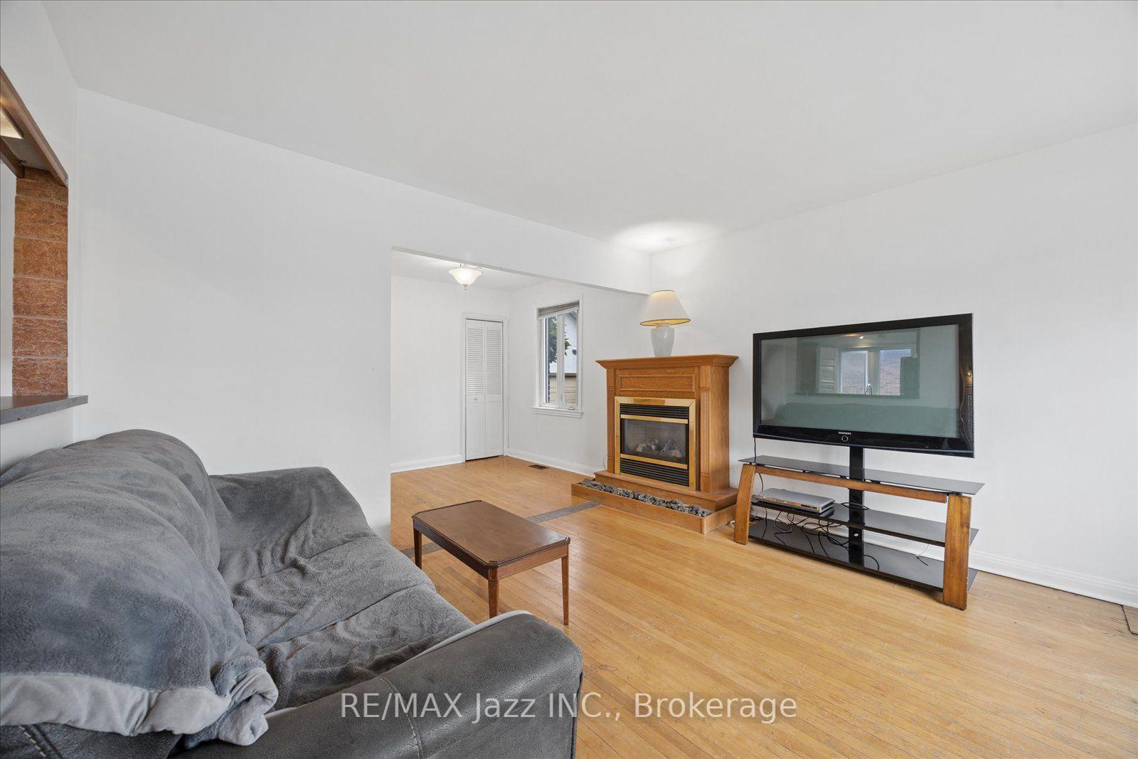 Photo 5 of 315 Cadillac Avenue S, Oshawa, Central — HOMEH