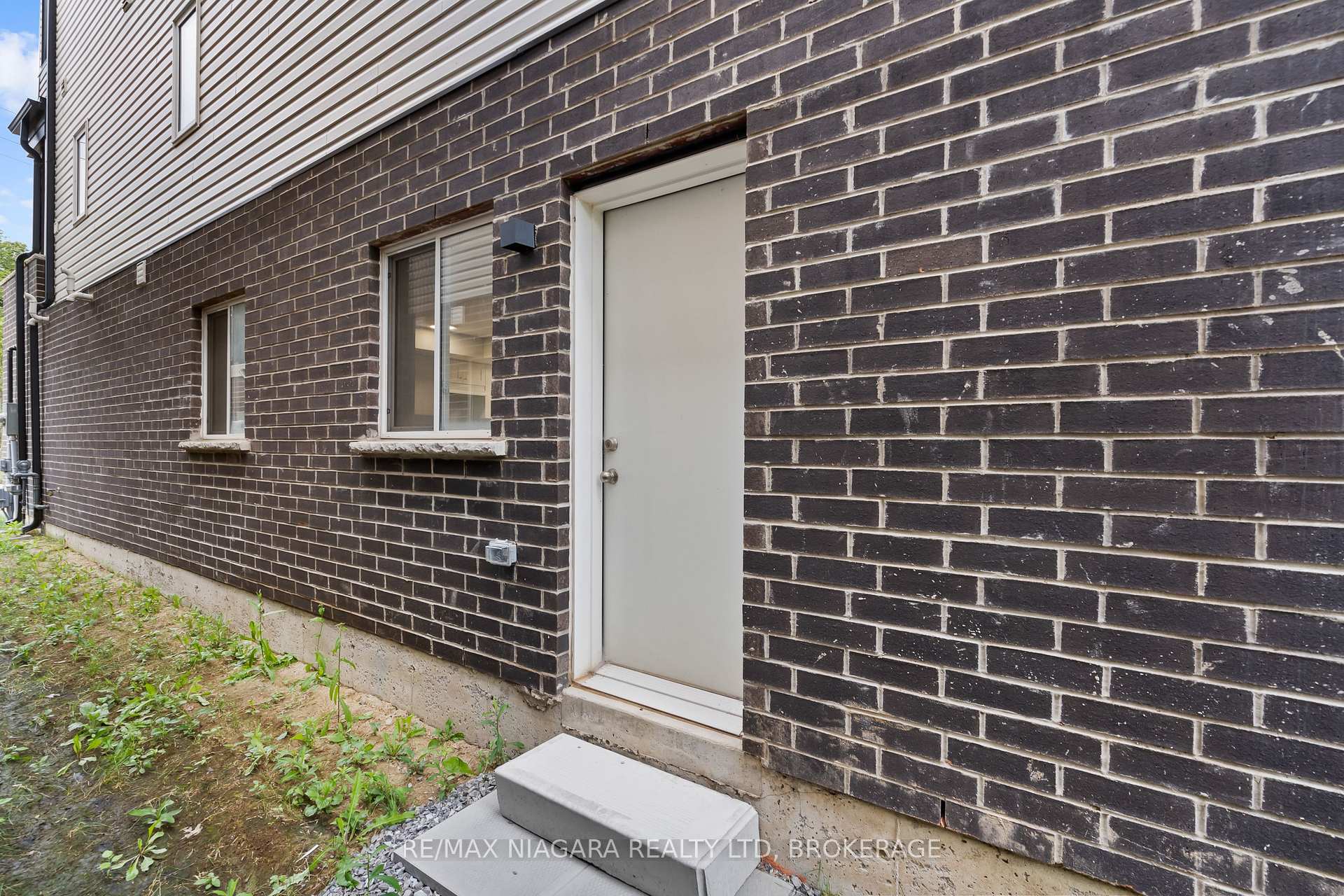 Photo 24 of 47 Superior Street, Welland, Dain City — HOMEH