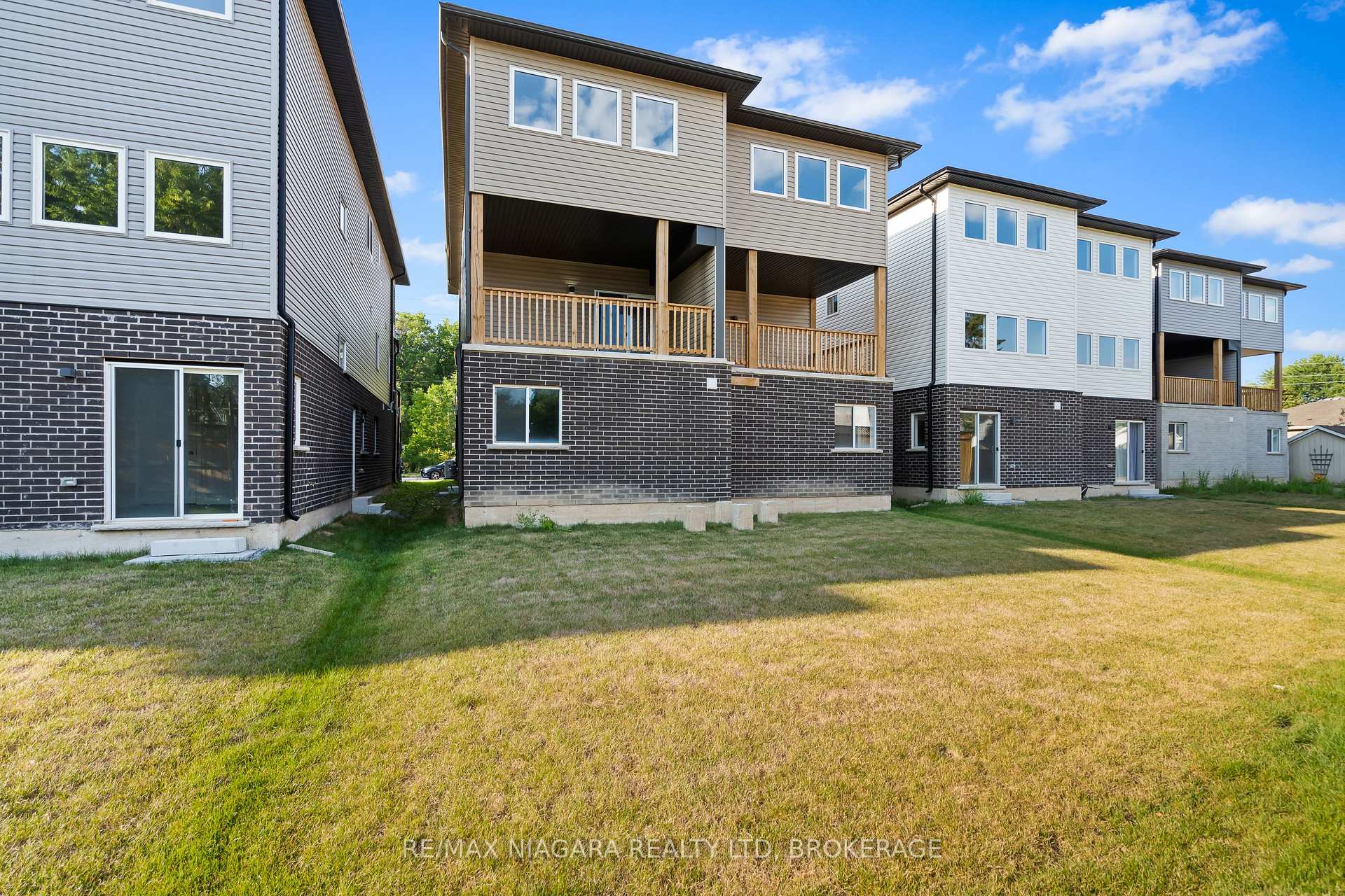 Photo 26 of 47 Superior Street, Welland, Dain City — HOMEH