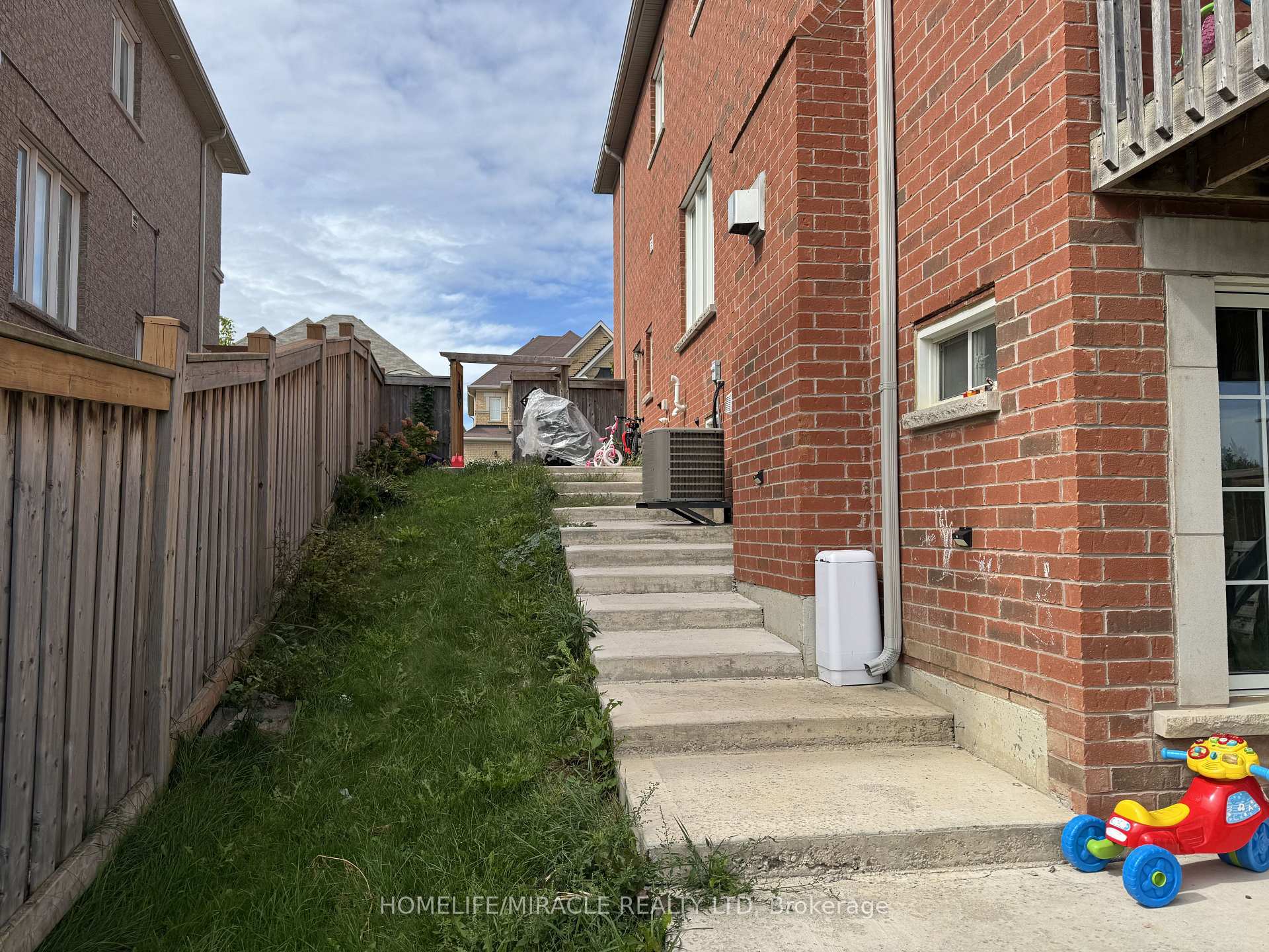 Photo 11 of 18 Tysonville Circle, Brampton, Northwest Brampton — HOMEH