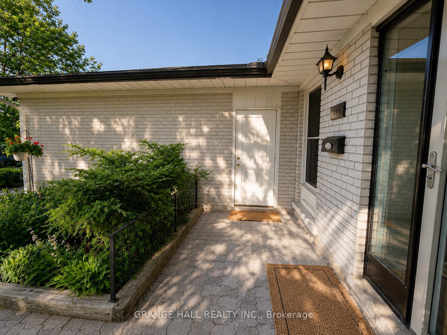 Photo 3 of 210 Lloyd Manor Road, Etobicoke, Princess-Rosethorn — HOMEH