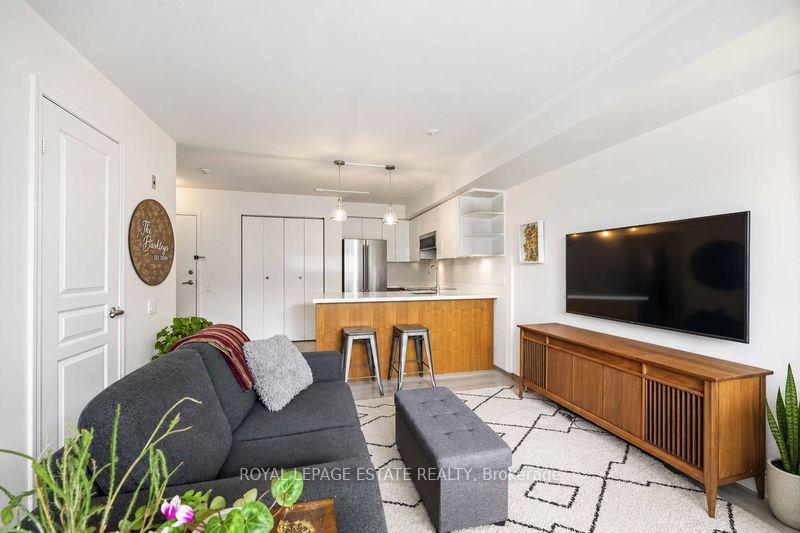 Photo 4 of Unit 203, 140 Bathurst Avenue, Toronto, Niagara — HOMEH