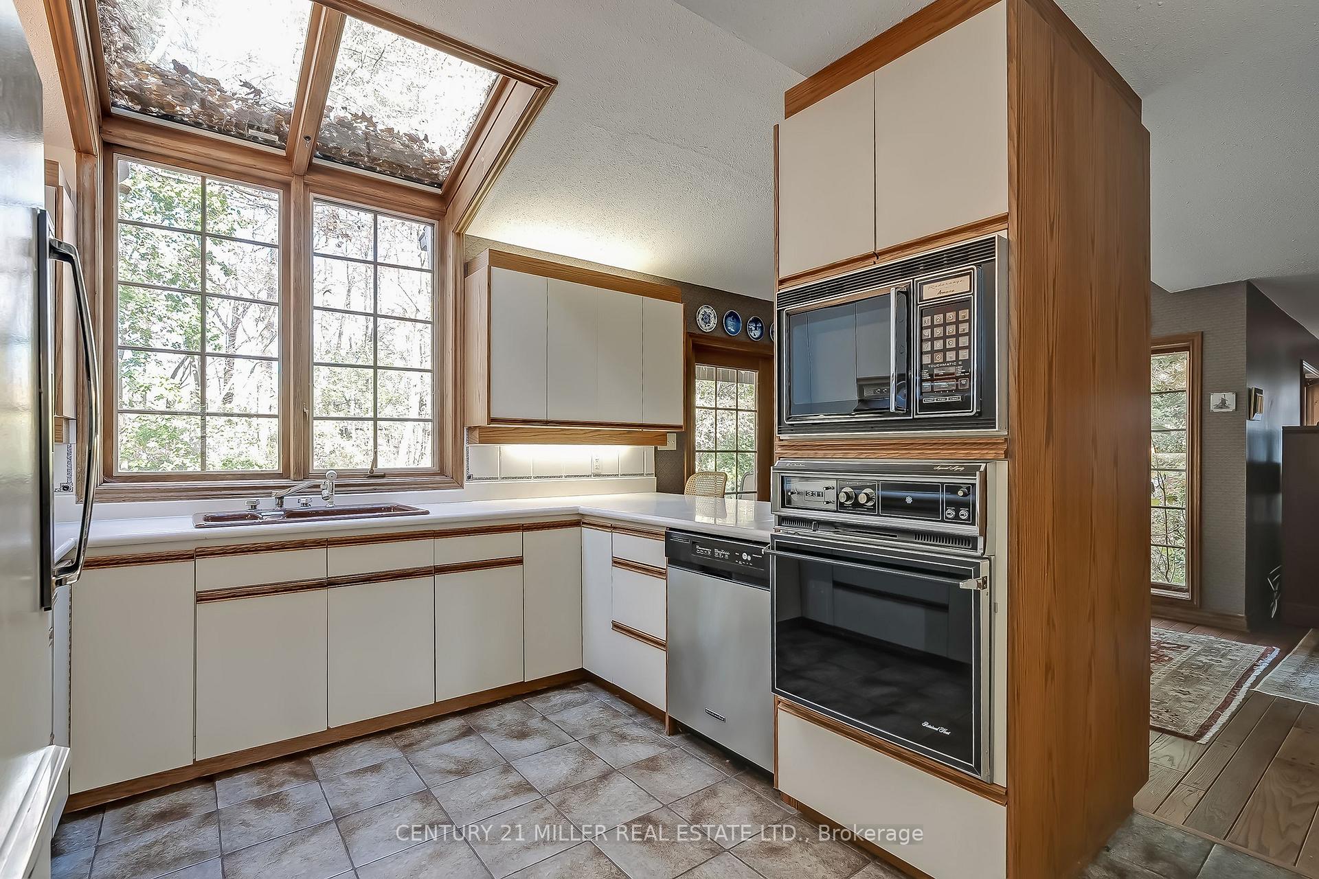 Photo 18 of 1296 Cumnock Crescent, Oakville, Morrison — HOMEH
