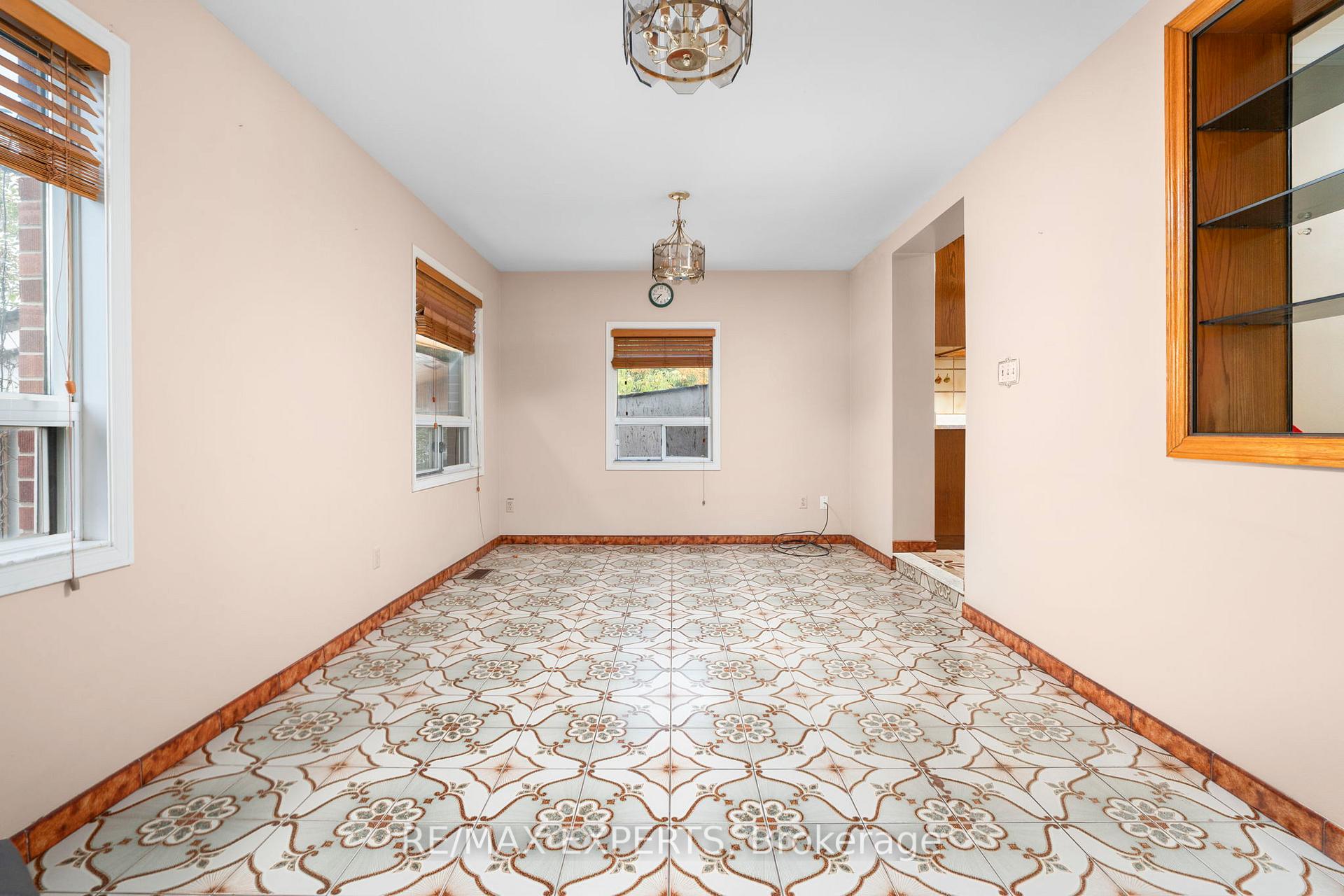 Photo 11 of 2 Donofree Road, North York, Maple Leaf — HOMEH