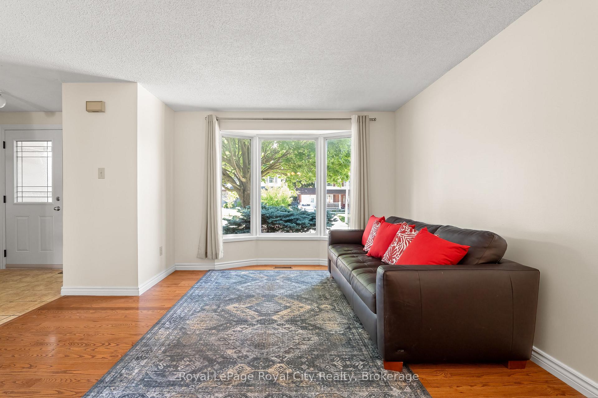 Photo 5 of 121 Imperial Road N, Guelph, Willow West/Sugarbush/West Acres — HOMEH