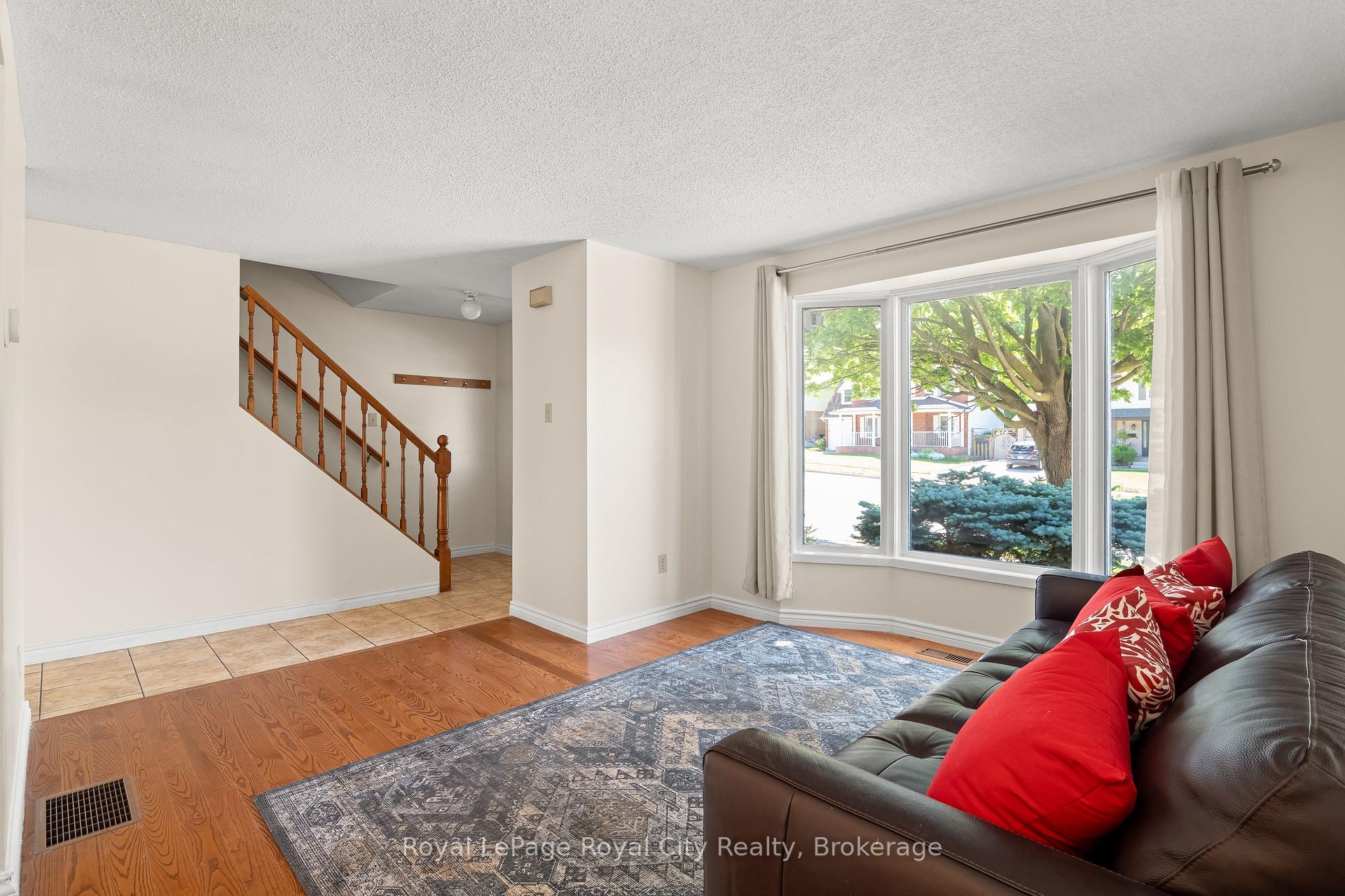 Photo 11 of 121 Imperial Road N, Guelph, Willow West/Sugarbush/West Acres — HOMEH