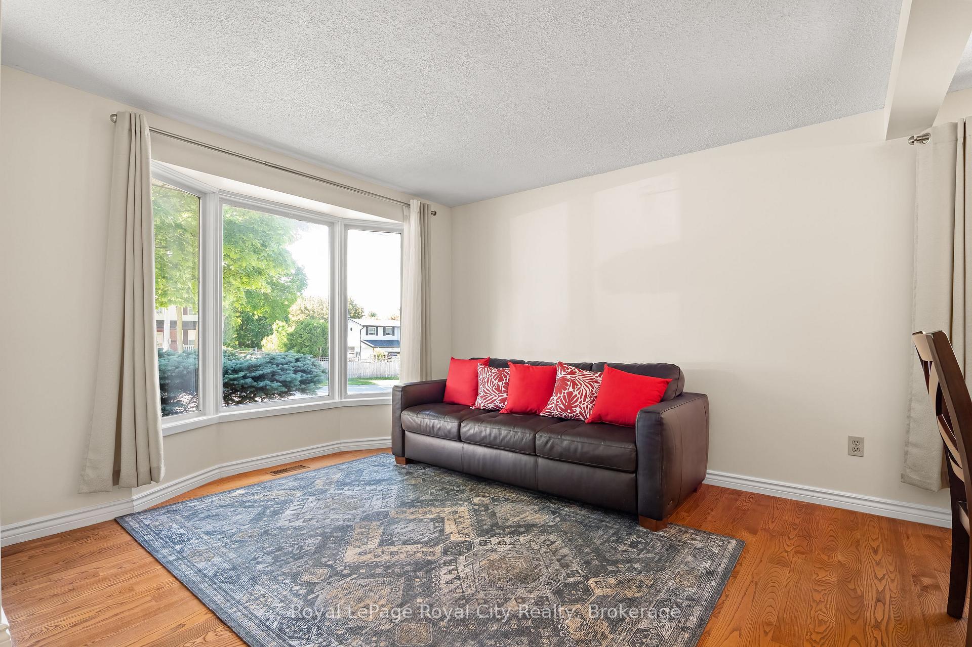 Photo 12 of 121 Imperial Road N, Guelph, Willow West/Sugarbush/West Acres — HOMEH