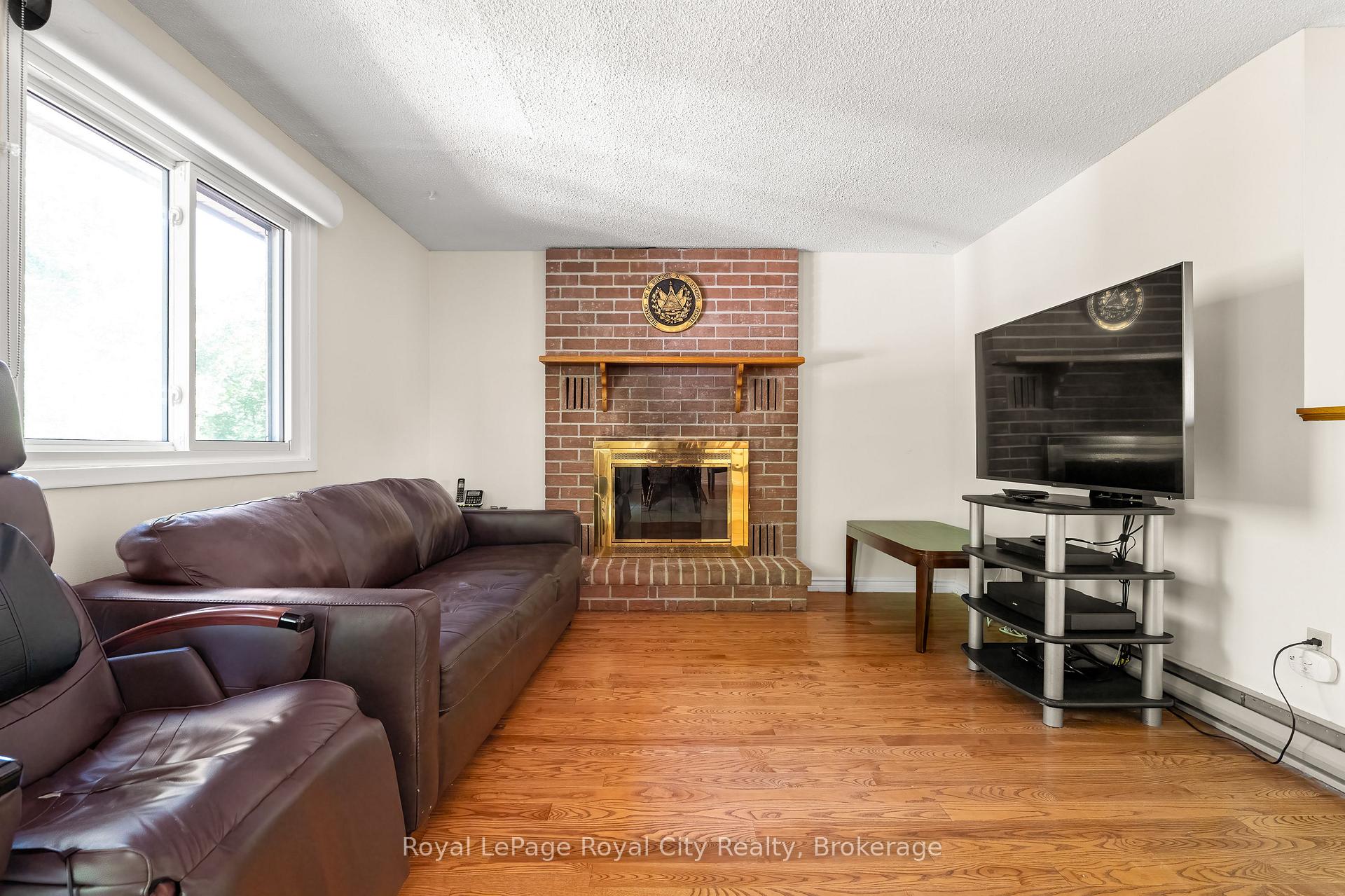 Photo 14 of 121 Imperial Road N, Guelph, Willow West/Sugarbush/West Acres — HOMEH