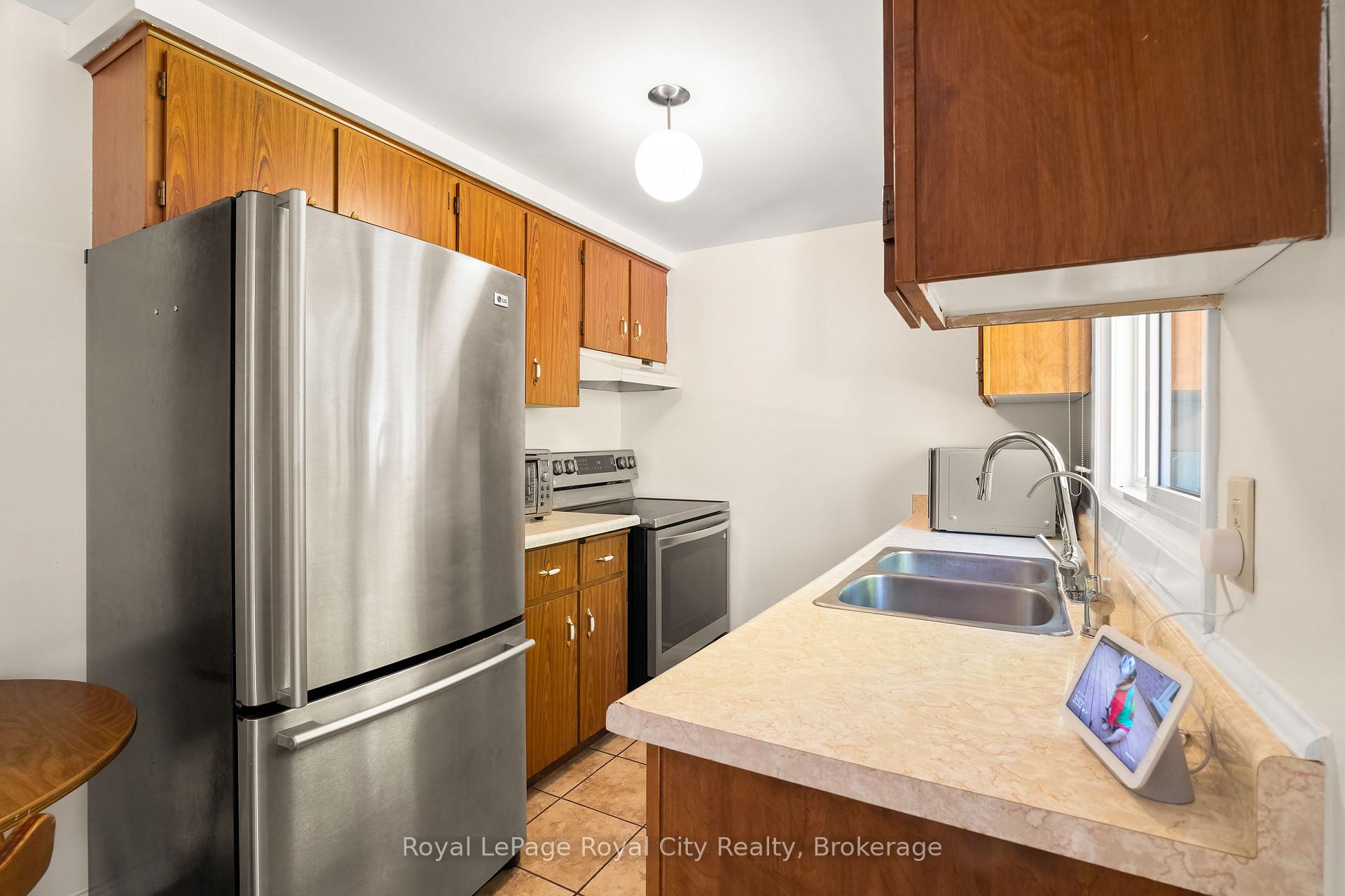 Photo 17 of 121 Imperial Road N, Guelph, Willow West/Sugarbush/West Acres — HOMEH