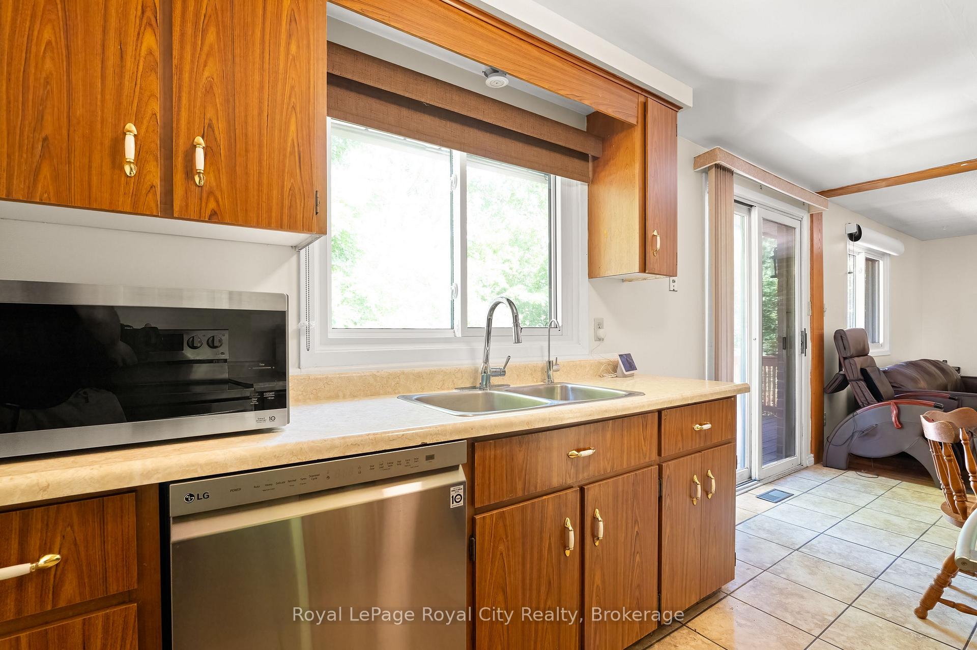 Photo 18 of 121 Imperial Road N, Guelph, Willow West/Sugarbush/West Acres — HOMEH