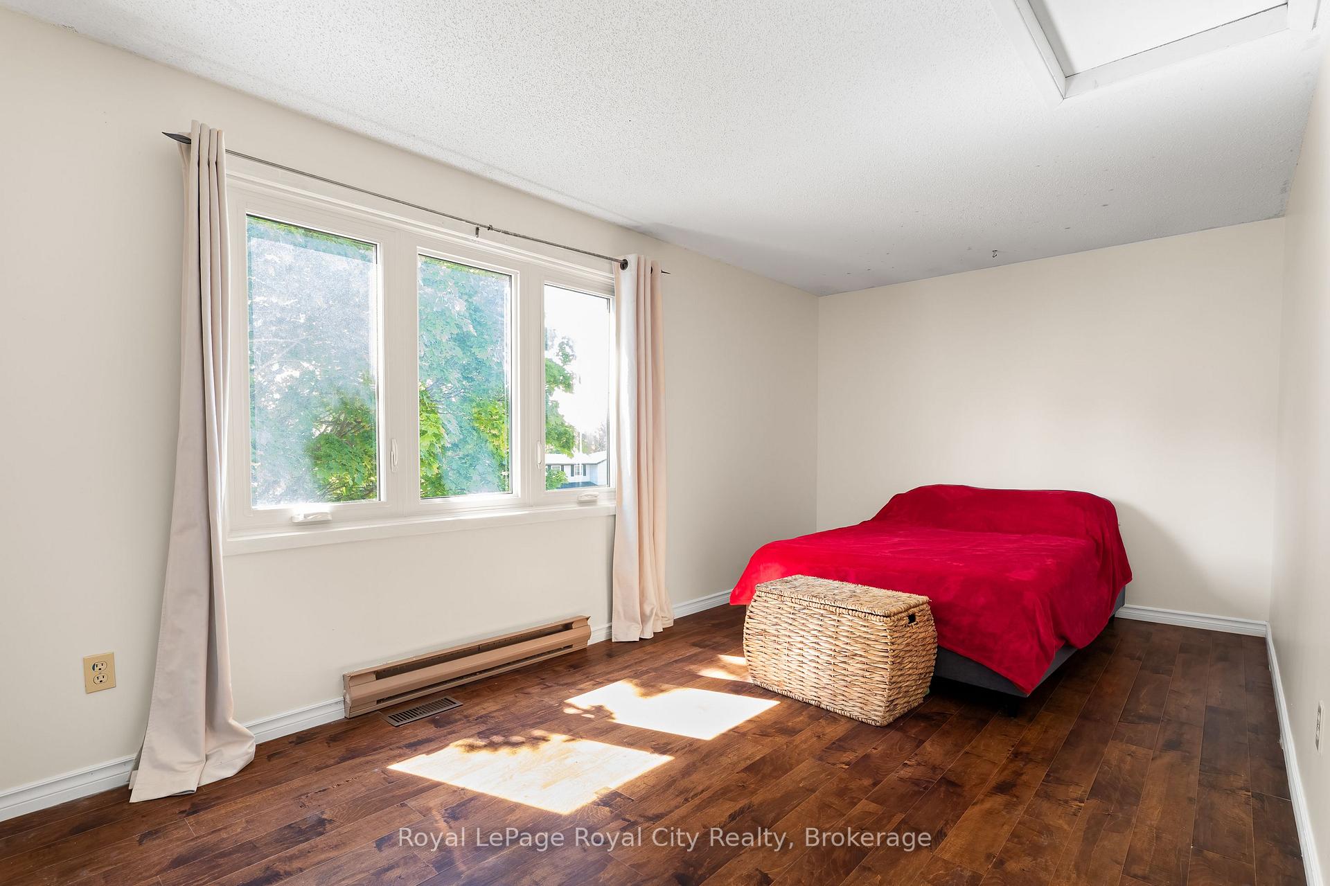 Photo 25 of 121 Imperial Road N, Guelph, Willow West/Sugarbush/West Acres — HOMEH