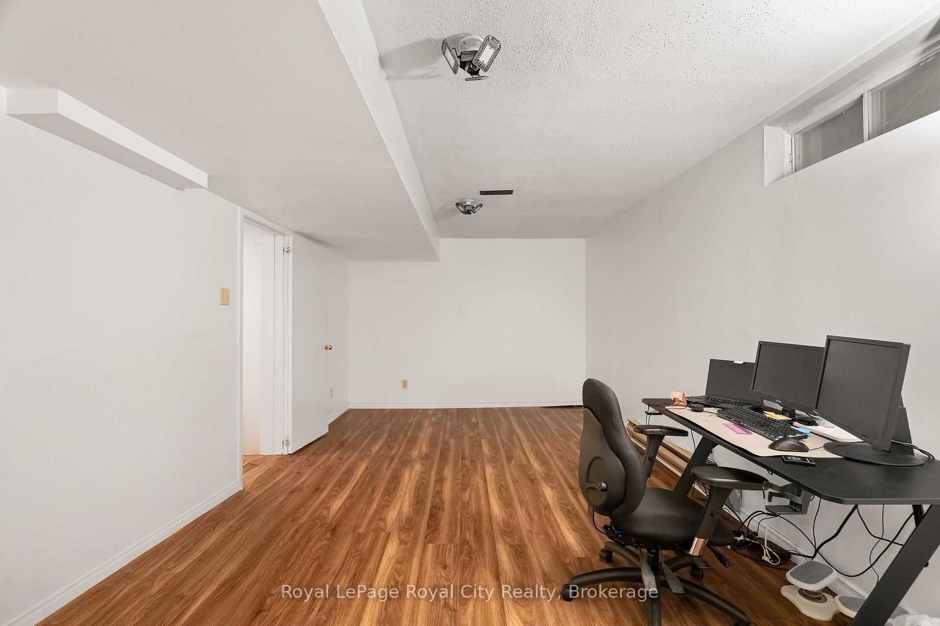 Photo 32 of 121 Imperial Road N, Guelph, Willow West/Sugarbush/West Acres — HOMEH
