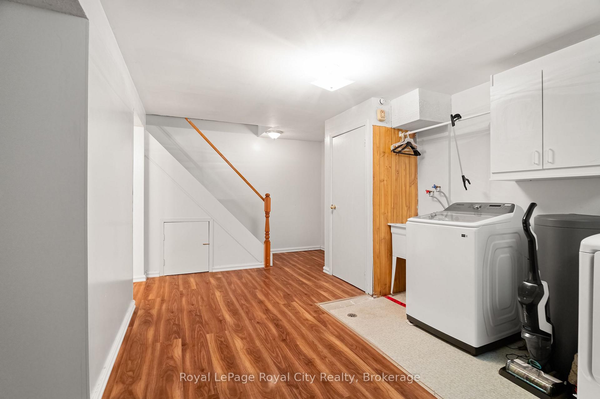 Photo 33 of 121 Imperial Road N, Guelph, Willow West/Sugarbush/West Acres — HOMEH