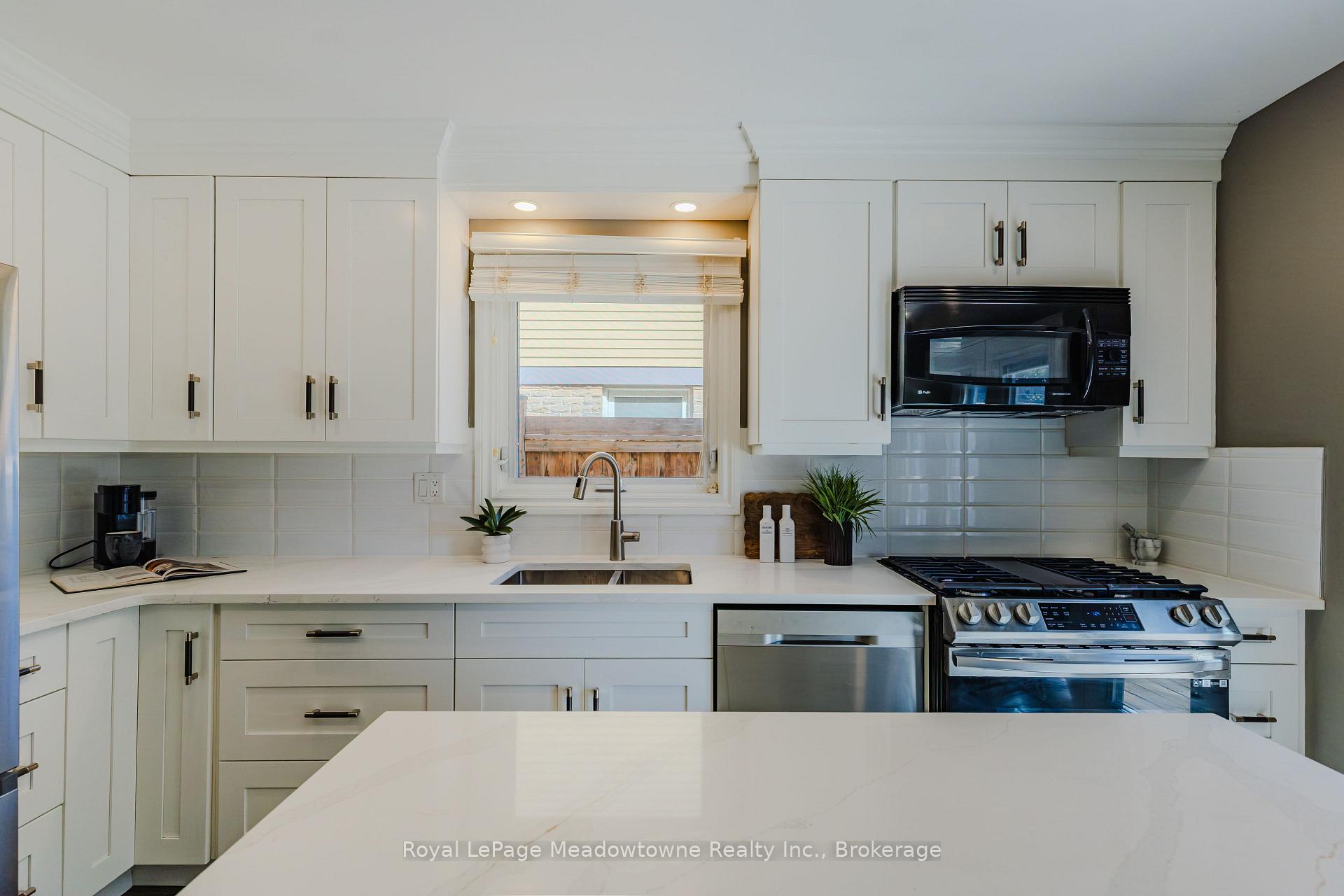 Photo 11 of 902 Laurier Avenue, Milton, Timberlea — HOMEH