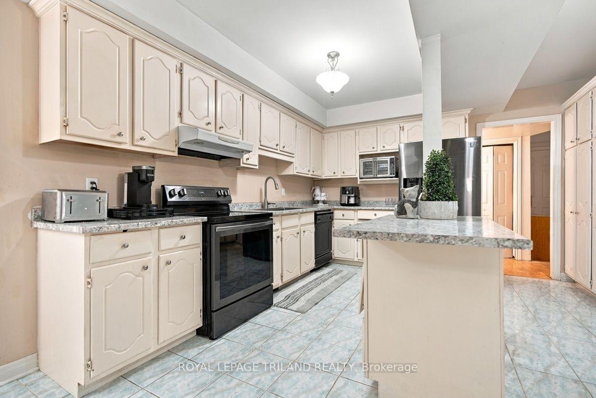 Photo 46 of 35 Butternut Grove, London, South B — HOMEH