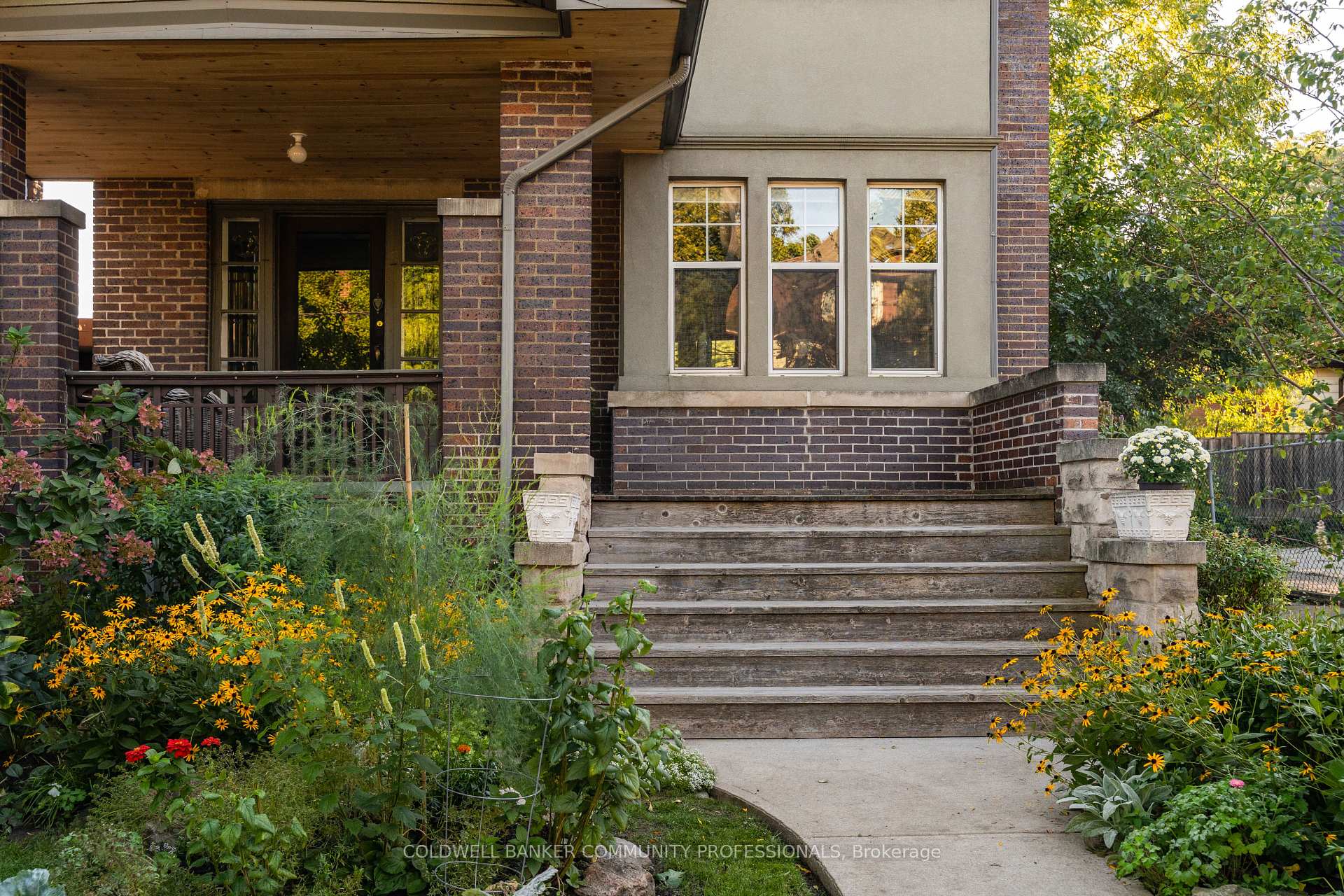 Photo 2 of 155 Sherman Avenue S, Hamilton, Blakeley — HOMEH